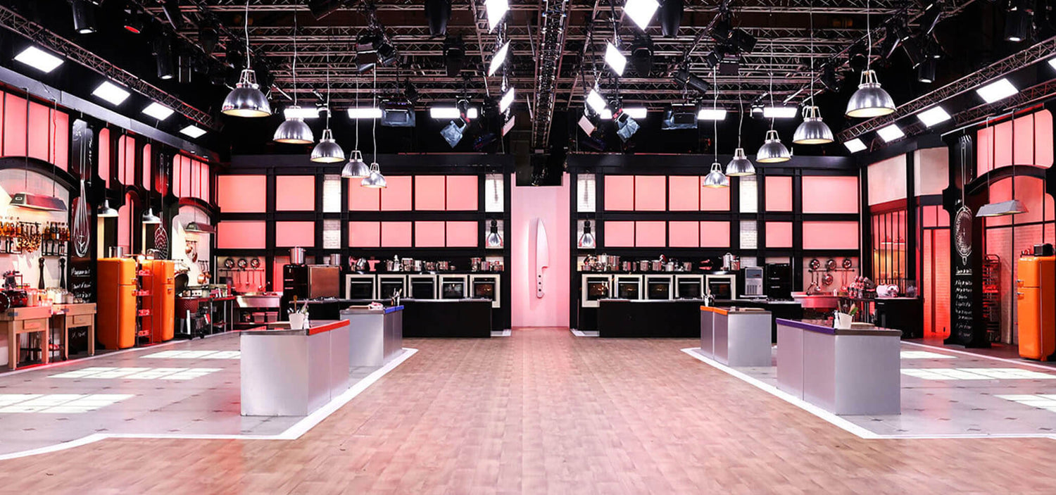 Drehort der Sendung Top Chef mit Profiküchen, zentralen Arbeitsflächen und Studio-Beleuchtung.