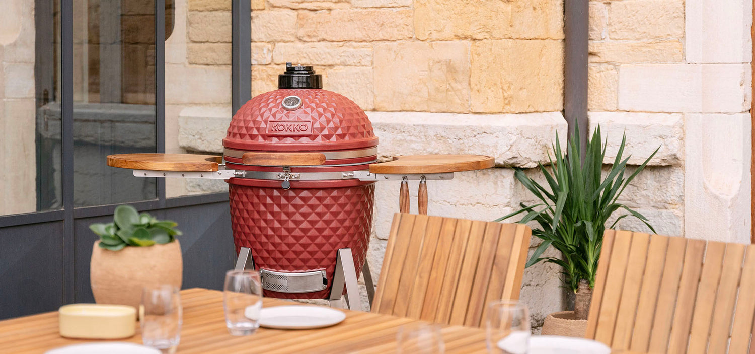 Kamado Kokko in Oxidrot im Außenbereich, der das Lebensgefühl und die Geschichte der Marke verkörpert.