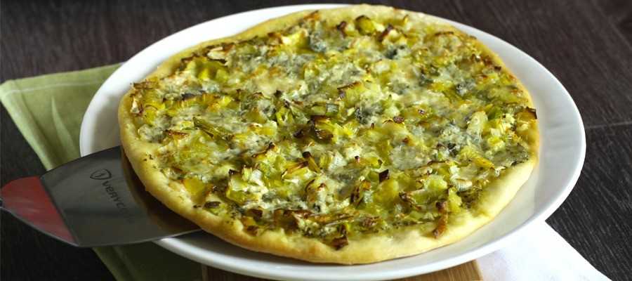 Pizza verte aux poireaux et Roquefort