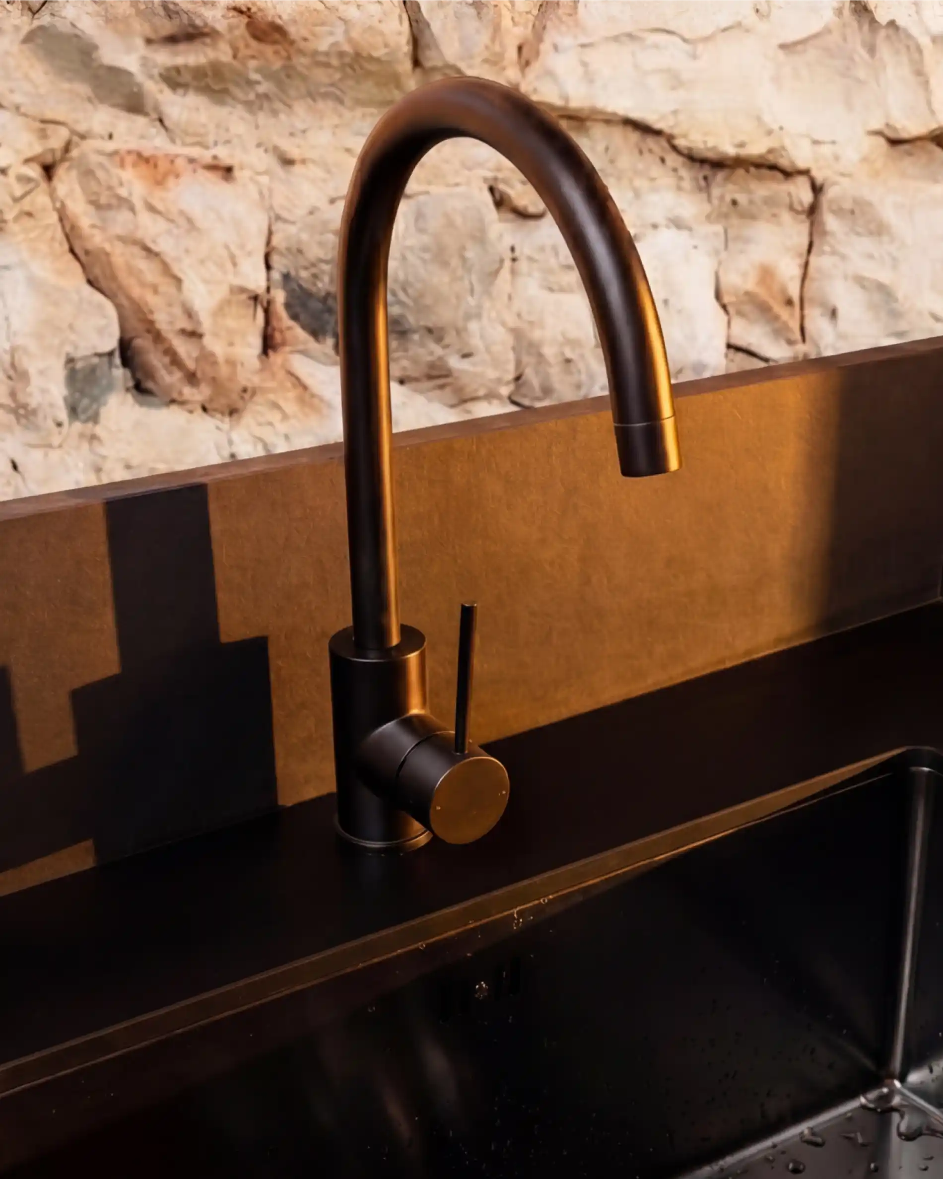 Mattschwarzer Wasserhahn PILOTIS für Spülmodul, Produktansicht