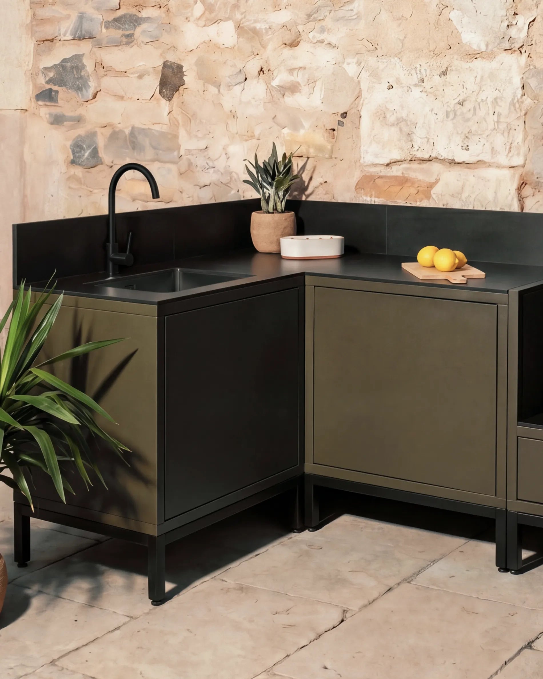 Olivegrüner Eckschrank PILOTIS mit Spüle und schwarzer Arbeitsplatte, Outdoor-Küche