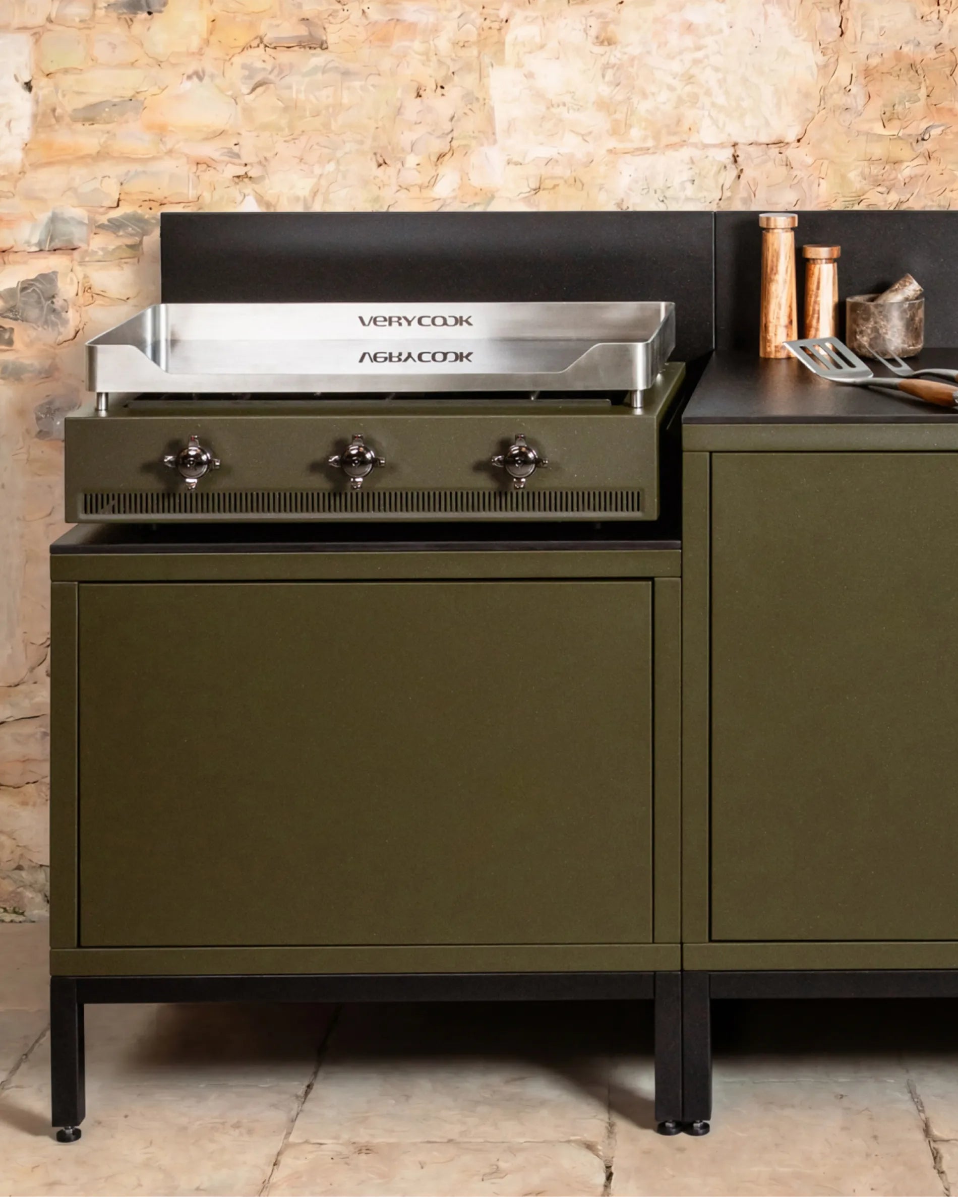 Verycook Plancha auf einem olivgrünen PILOTIS-Modul, Outdoor-Küche mit Kupferzubehör