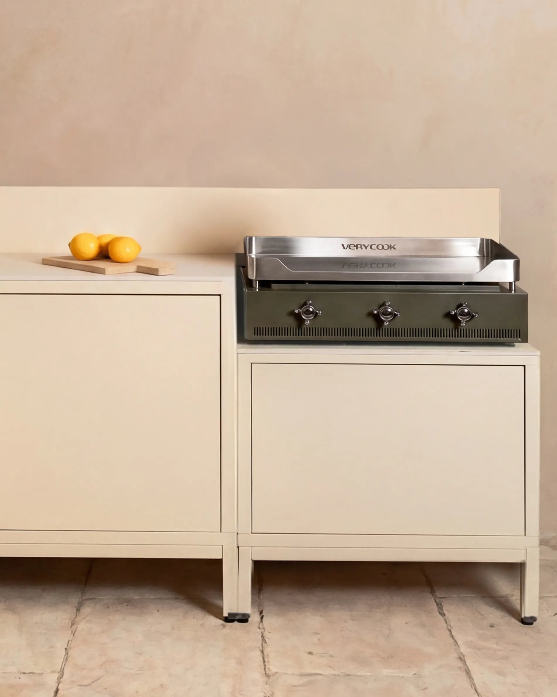 Verycook Plancha eingebaut im cremebeigen PILOTIS-Unterschrank, Outdoor-Küche