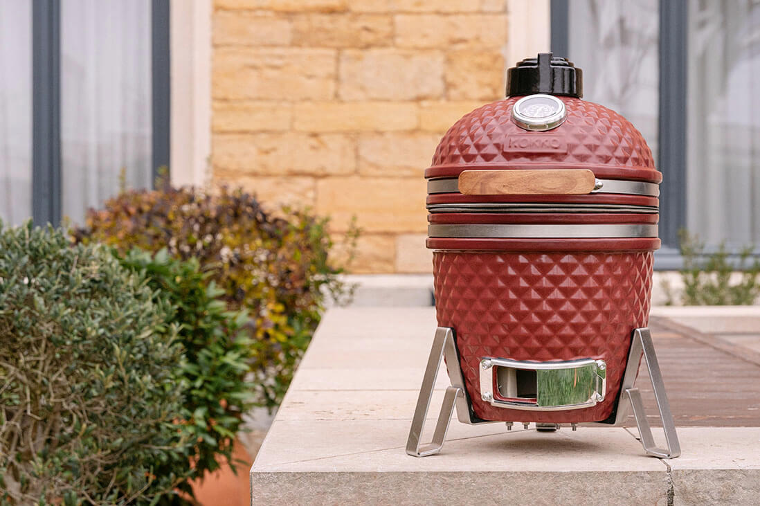 Little Kokko en situation d’allumage, montrant l’accès inférieur à la cuve pour un démarrage rapide du charbon.