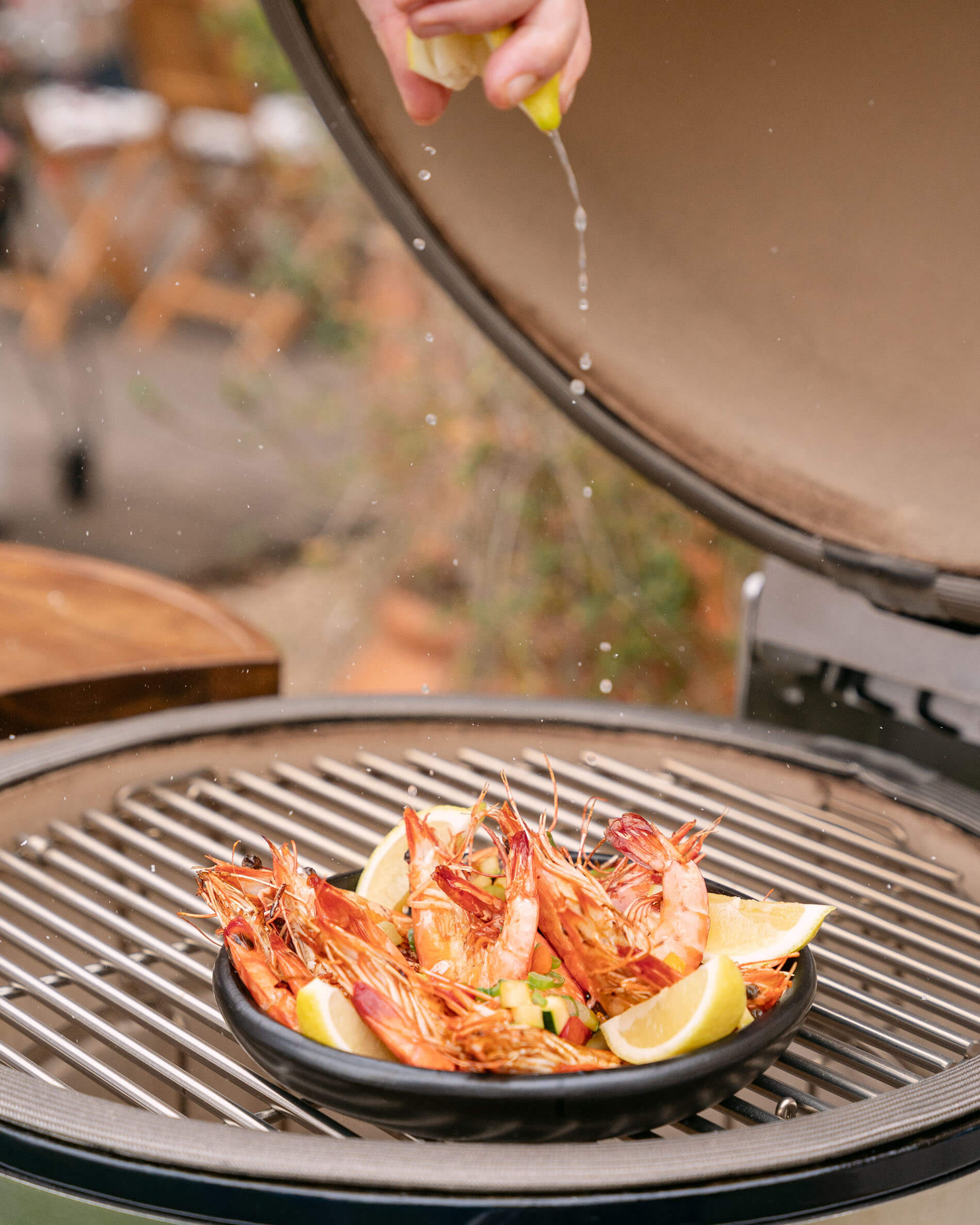 Schwarzer Chamba-Tonteller im Kamado