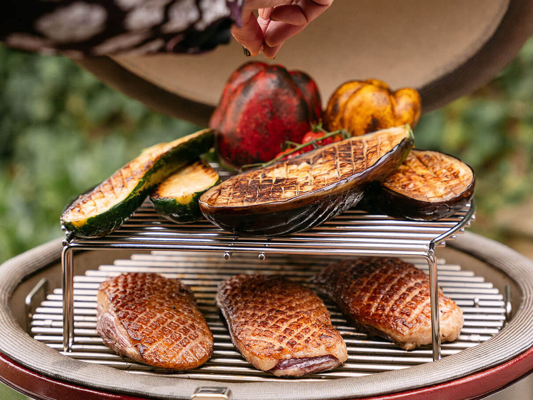 Zweistufiges Garen im Kokko Kamado mit scharf angebratenen Entenbrustfilets auf dem unteren Grillrost und gegrilltem Gemüse auf dem erhöhten Rost – ein Beispiel für vielseitige Kochmöglichkeiten.