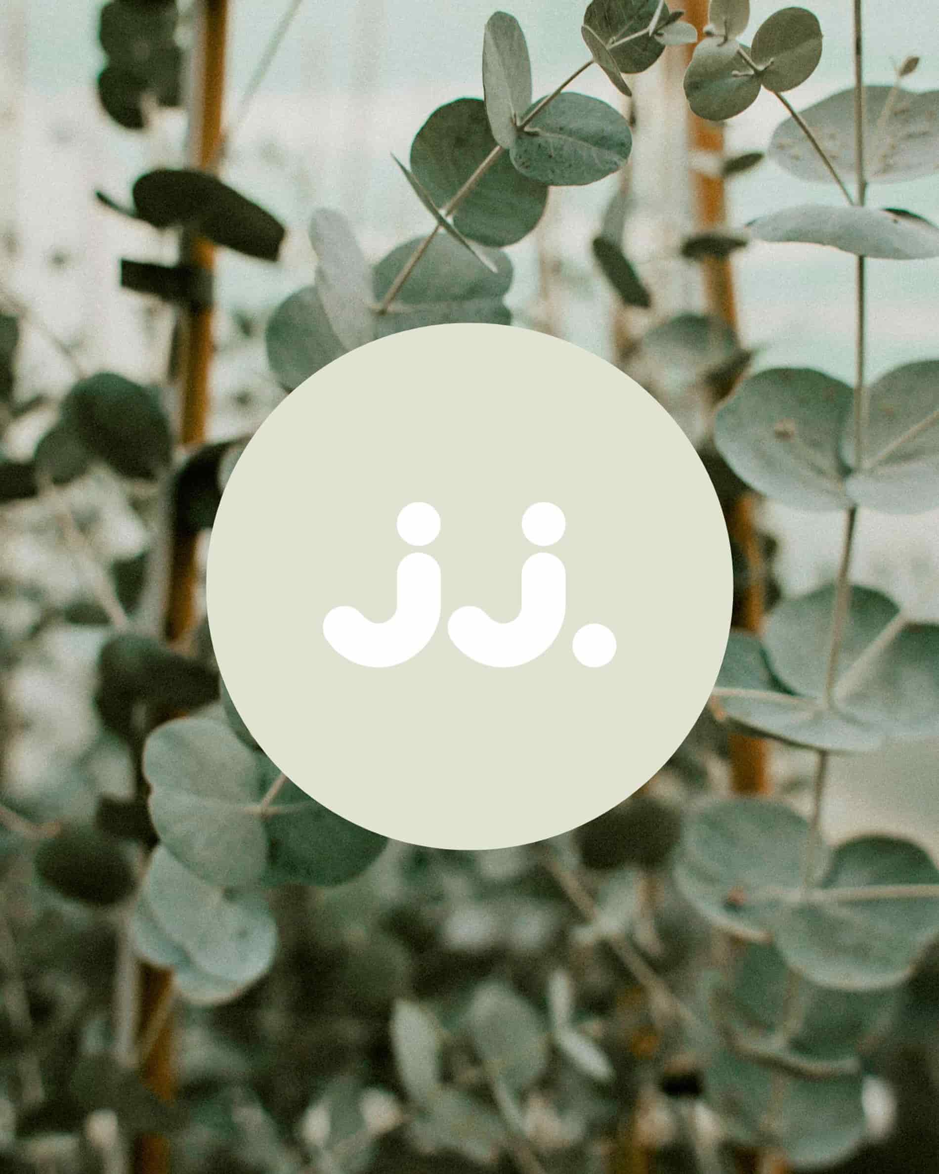 Grüne Eukalyptusblätter mit jj.-Logo, Symbol für den Duft Zitronengras & Eukalyptus.