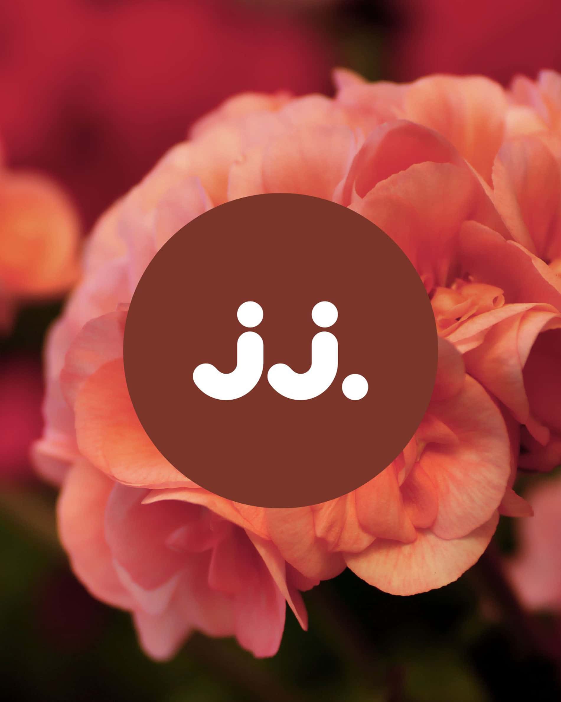 Rosafarbene Geranienblüten mit jj.-Logo, für den Duft Zitronengras & Geranie.