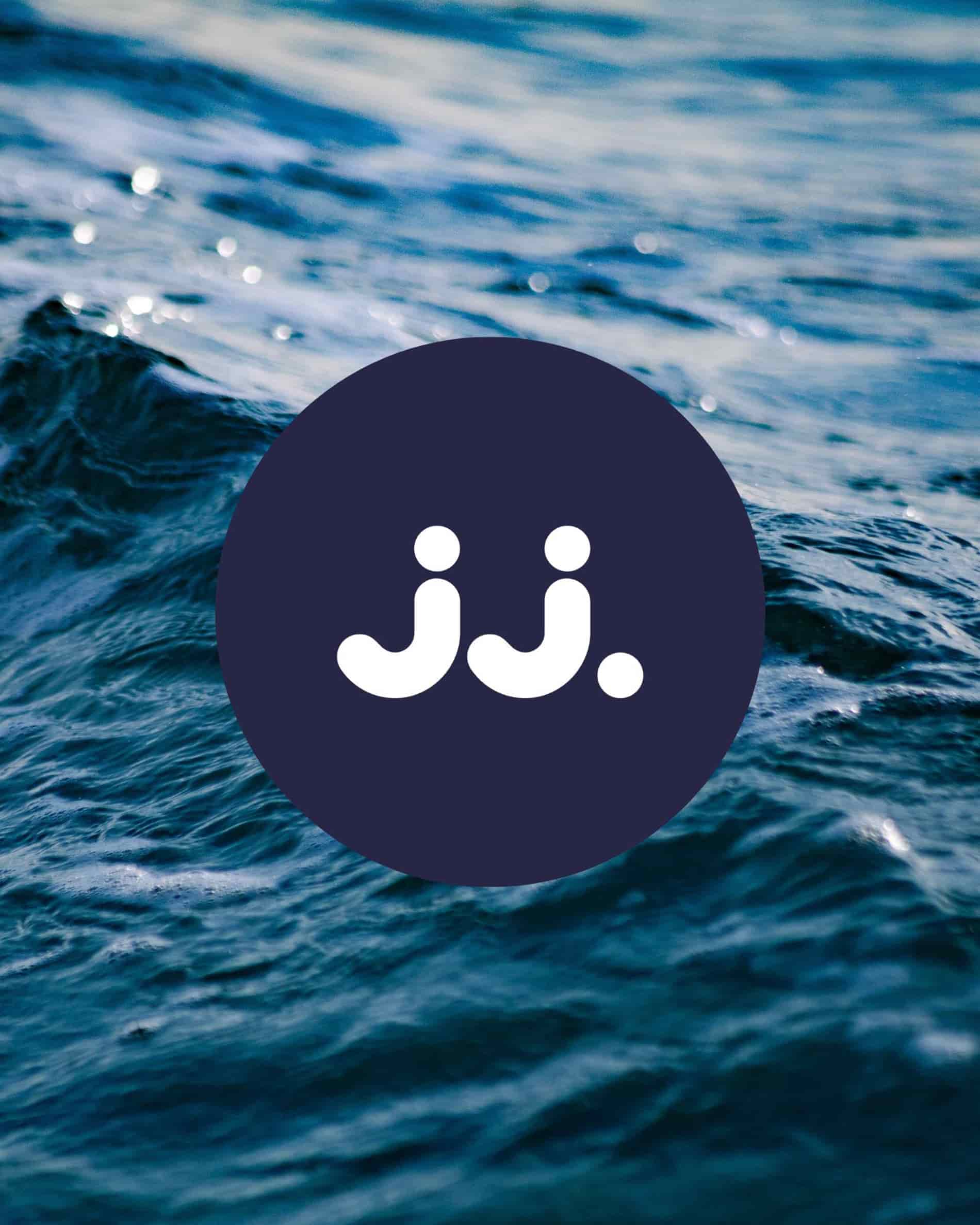 Tiefseeblauer Hintergrund mit jj.-Logo, symbolisiert den Duft Zitronengras & Meersalz