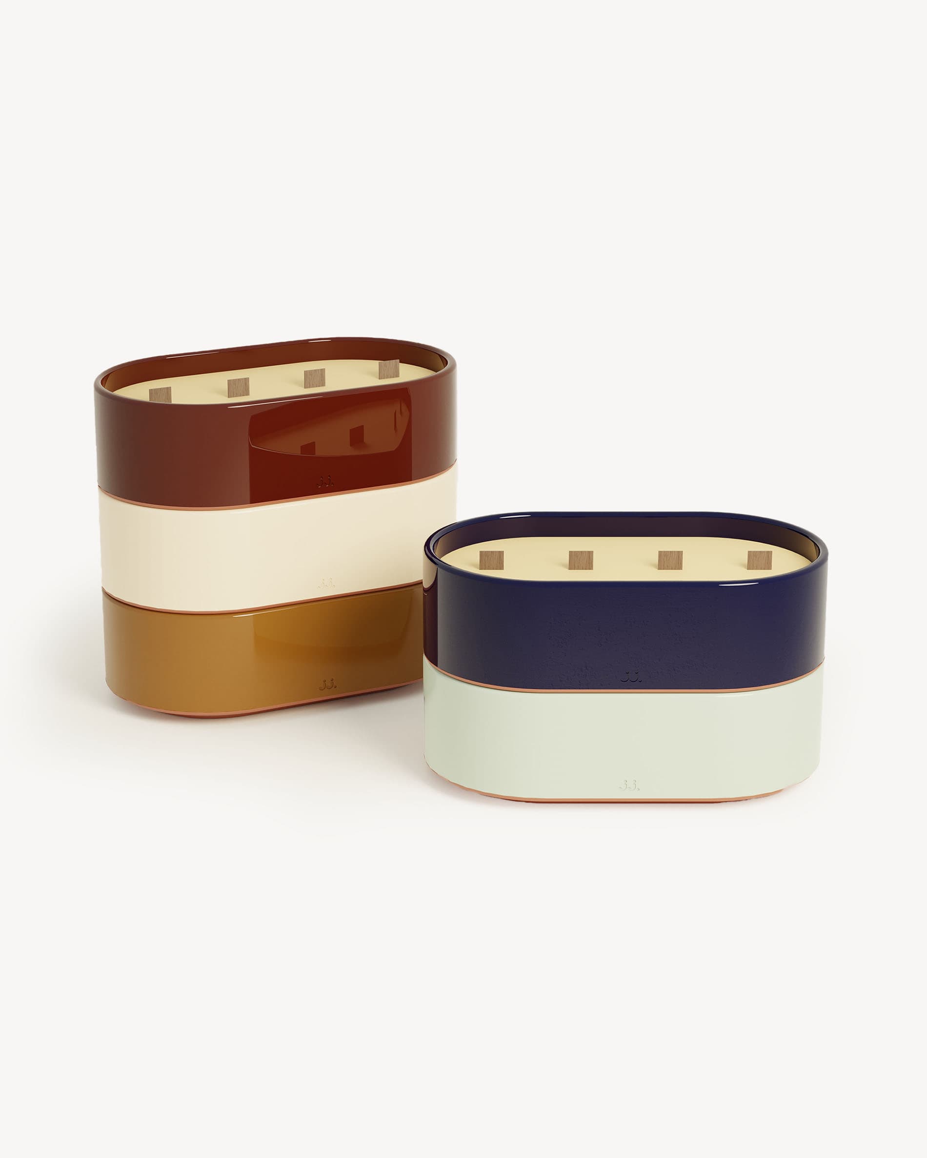 Set aus Totem-Kerzen Größe L aus glasierter Keramik: Oxidrot – Zitronengras & Geranie, Elfenbeinbeige – Zitronengras & Zitrone, Siena-Braun – Zitronengras & Orangenblüte, Marineblau – Zitronengras & Meersalz, Wassergrün – Zitronengras & Eukalyptus.