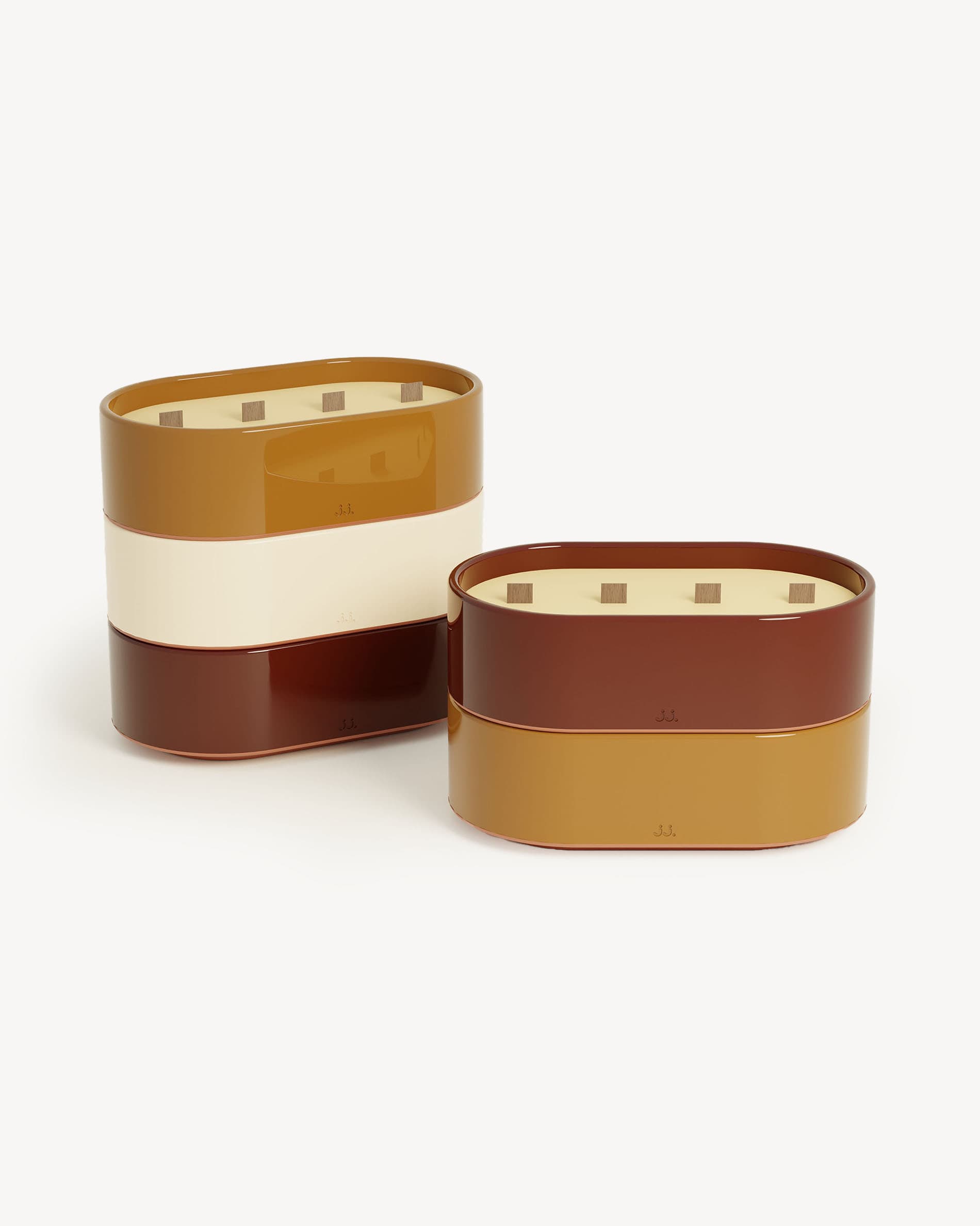 Totemkerzen Größe L mit Oberflächen in Oxidrot und Siena-Braun, mit Zitronelladuft und Noten von Geranie und Orangenblüte.