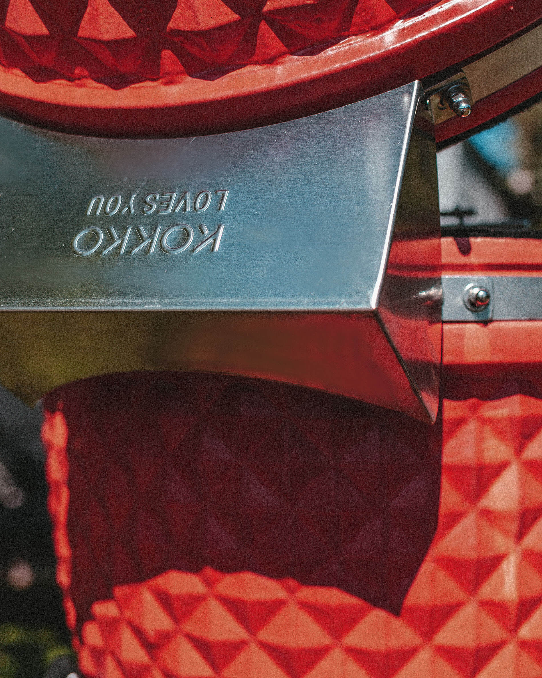 Edelstahl-Abdeckung auf dem hinteren Scharnier des Kokko Kamado montiert.