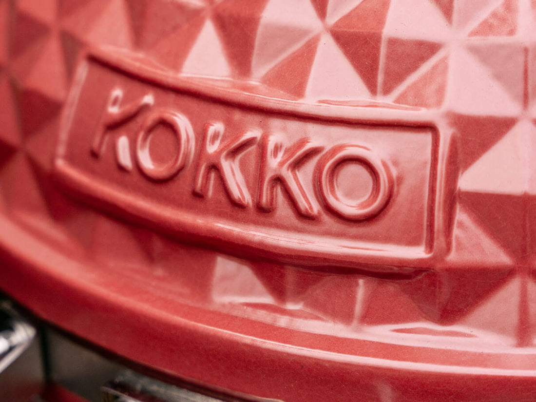 Geprägtes Kokko-Logo als Detail auf roter Keramik des Kamado.