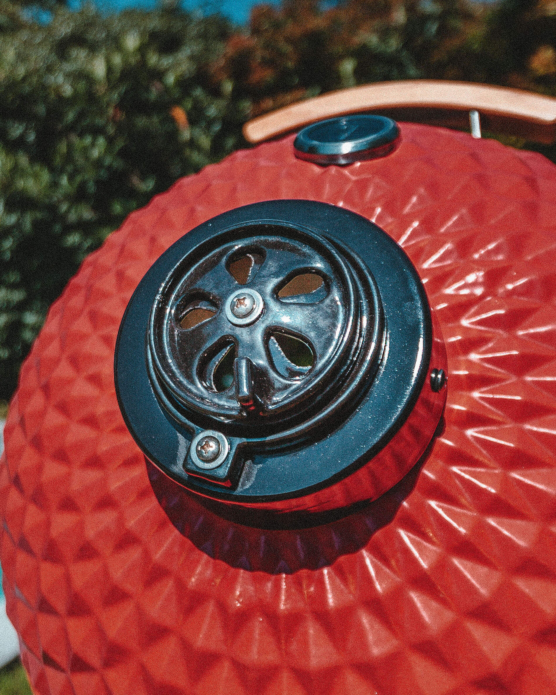 Detail des gusseisernen Kamins zur Steuerung des Rauchs im Kamado.