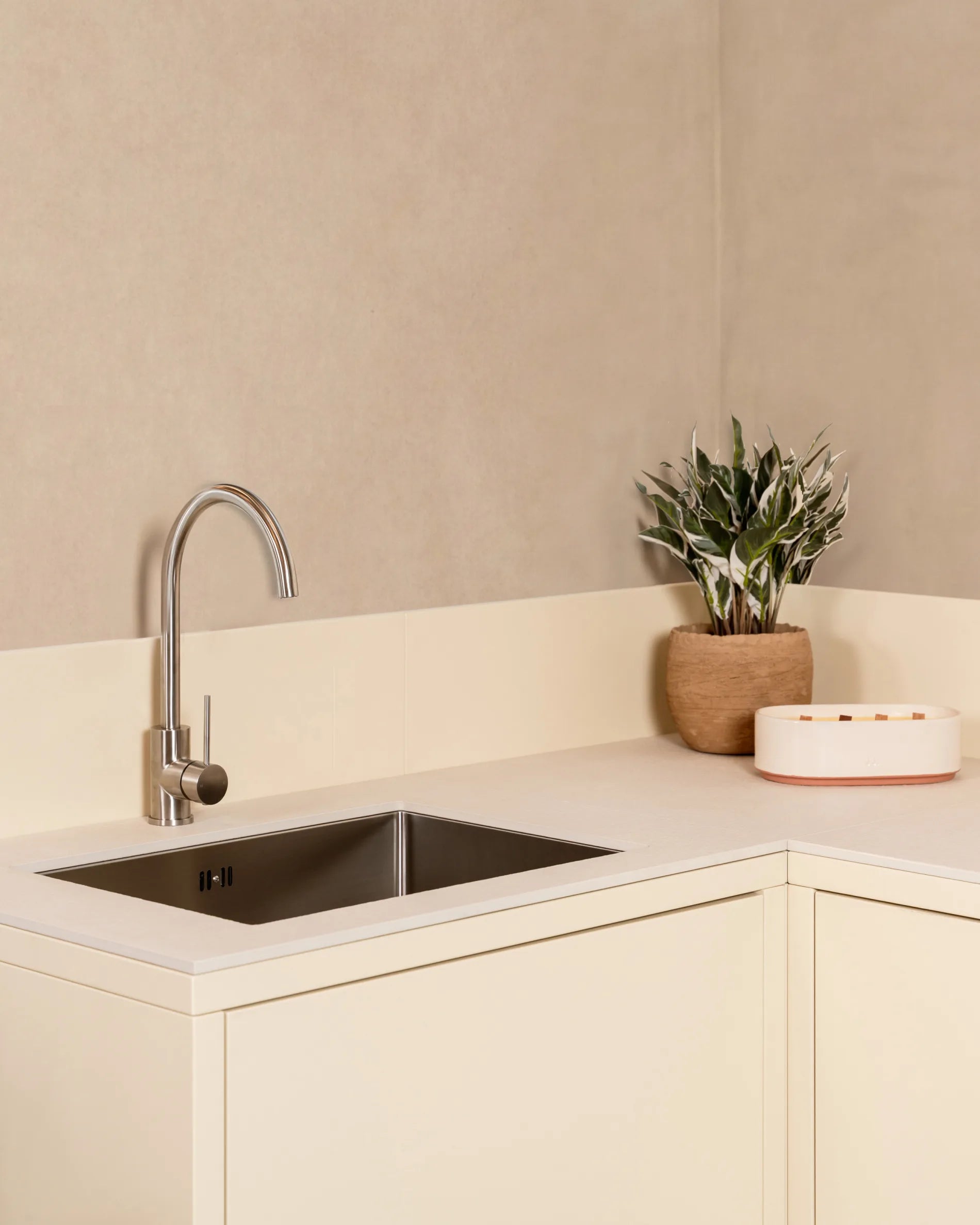 Kokko Outdoor-Küche in Creme mit Spüle und heller Arbeitsplatte
