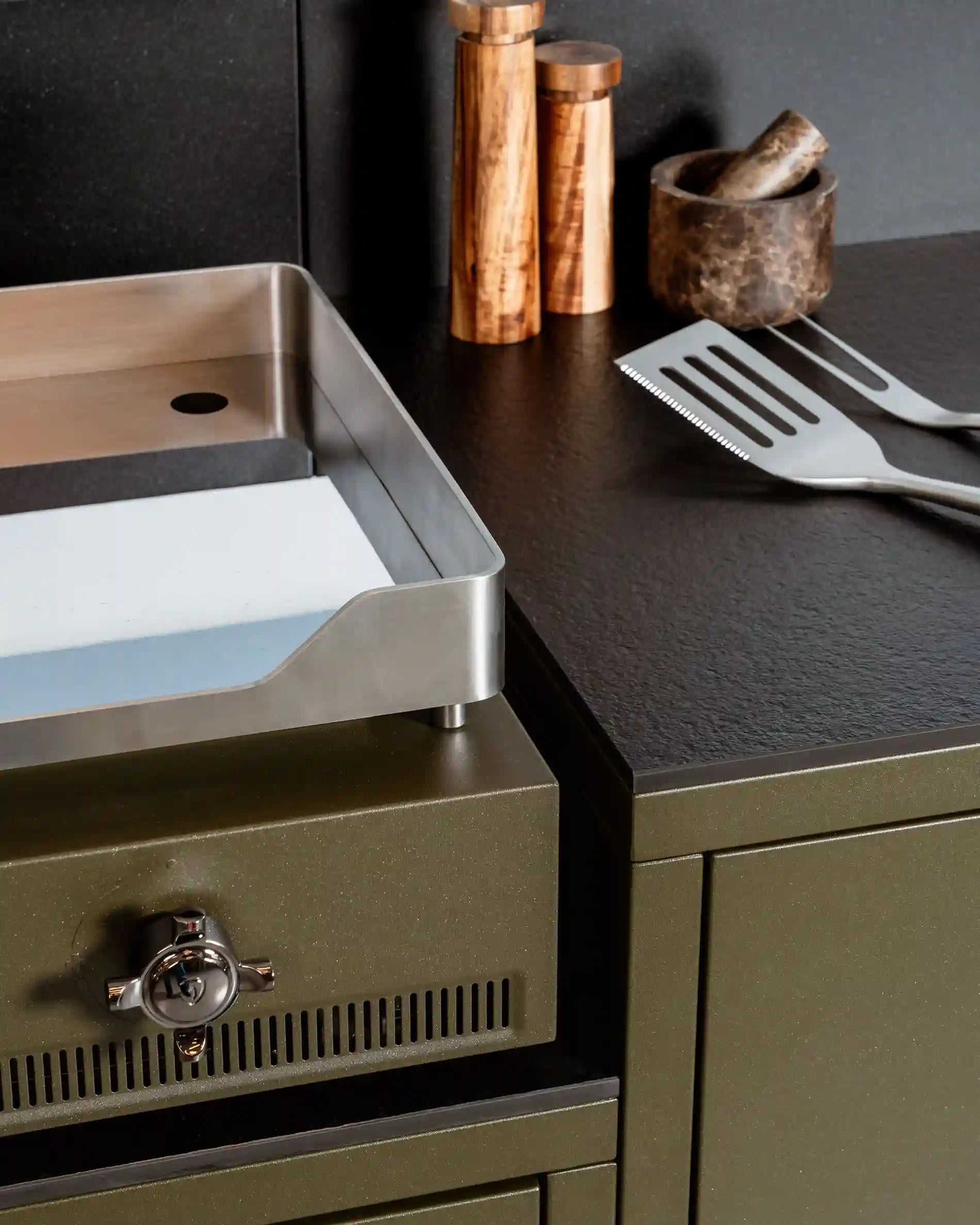 Plancha intégrée avec tiroir cuisine extérieure Kokko Pilotis