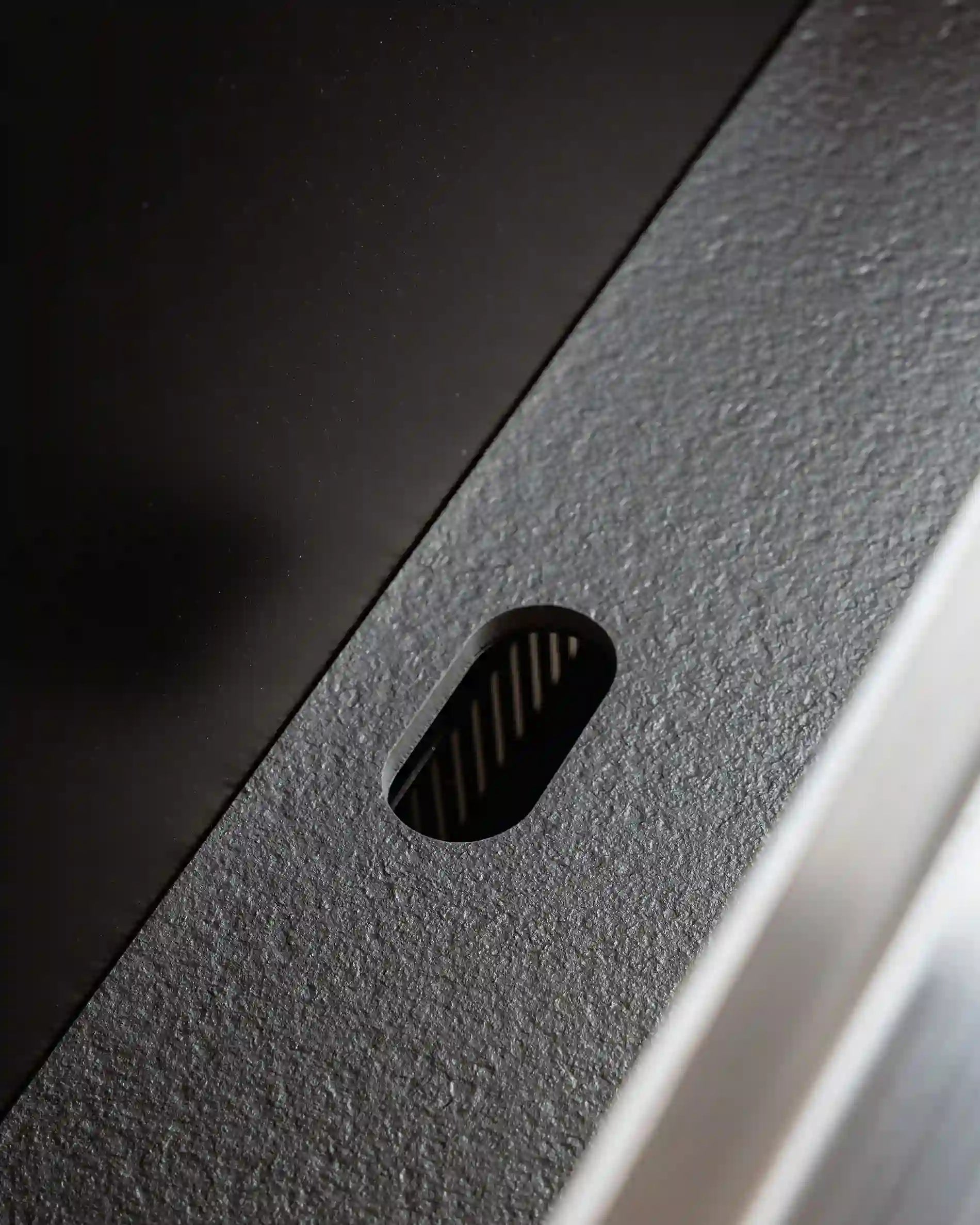 Détail poignée encastrée meuble cuisine extérieure Kokko