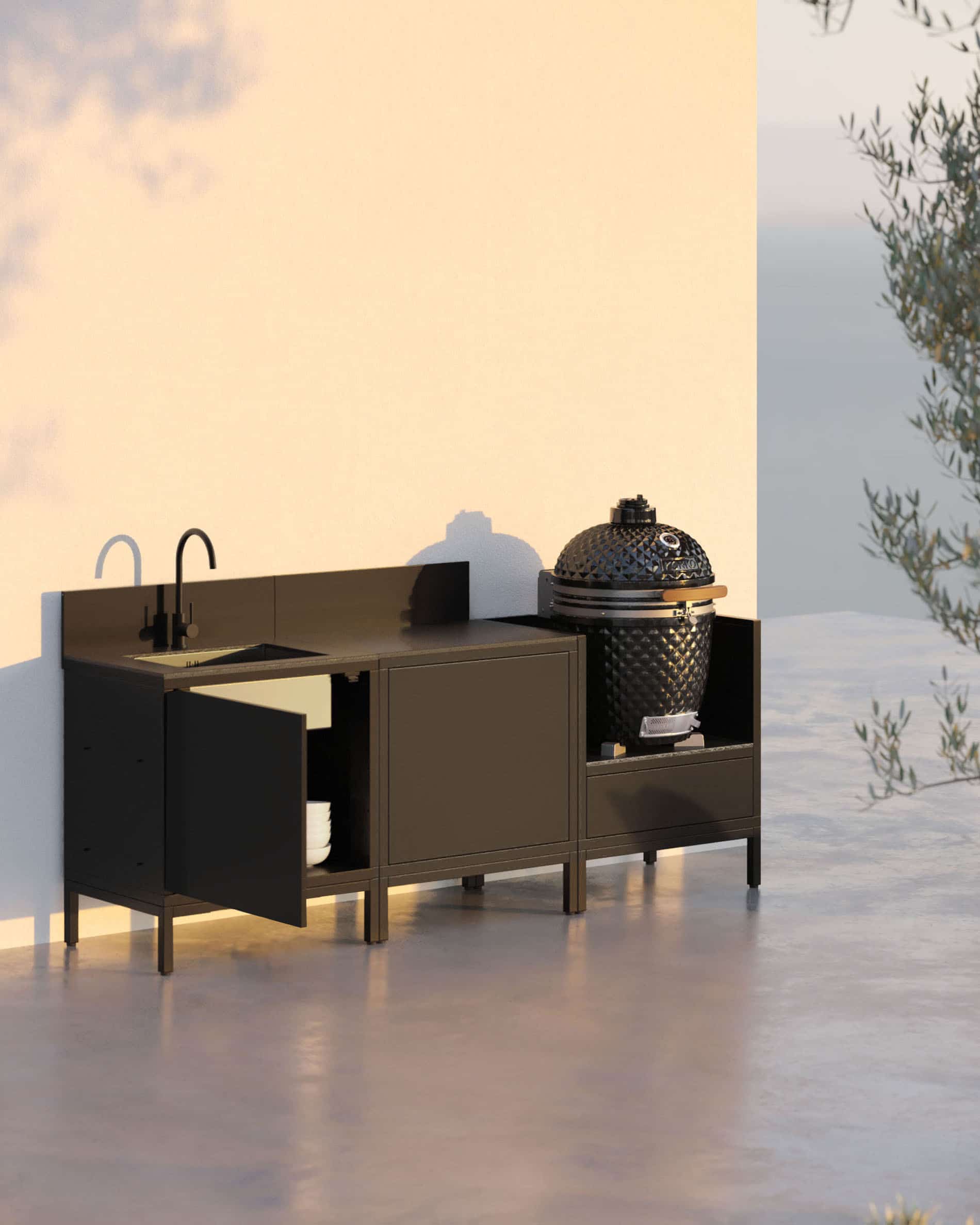 Outdoor-Küchenzeile auf Stelzen mit 3 Modulen für Kamado, integriertem Spülbecken, schwarzem Möbelkorpus, passender Arbeitsplatte und Rückwand, Spülbecken mit Armatur links, mittleres Modul mit geschlossenem Stauraum und Kamado im rechten Seitenmodul integriert, schwarze Standfüße, für den Außenbereich.