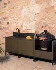 Kokko Outdoor-Küche in Oliv mit schwarzer Spüle und integriertem Kamado-Grill