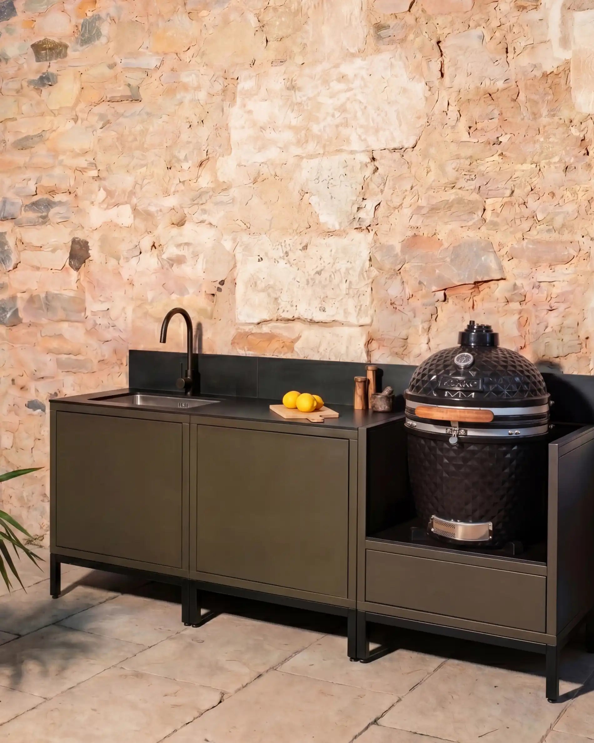 Kokko Outdoor-Küche in Oliv mit schwarzer Spüle und integriertem Kamado-Grill