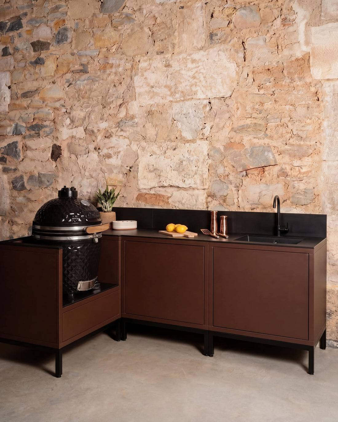 Kokko Pilotis Eck-Outdoor-Küche in Rust-Farbe mit Spüle und integriertem Kamado
