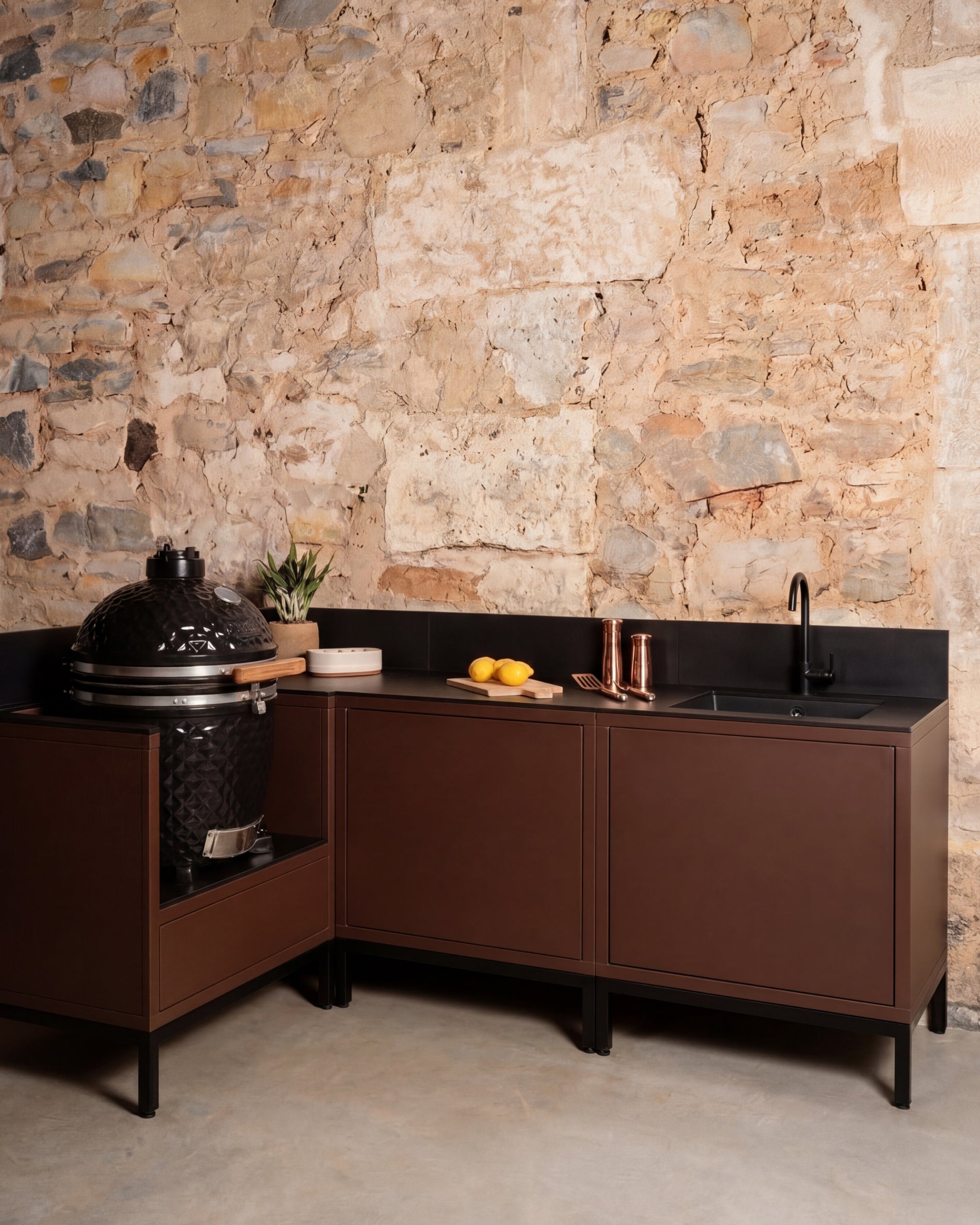 Kokko Pilotis Eck-Outdoor-Küche in Rust-Farbe mit Spüle und integriertem Kamado