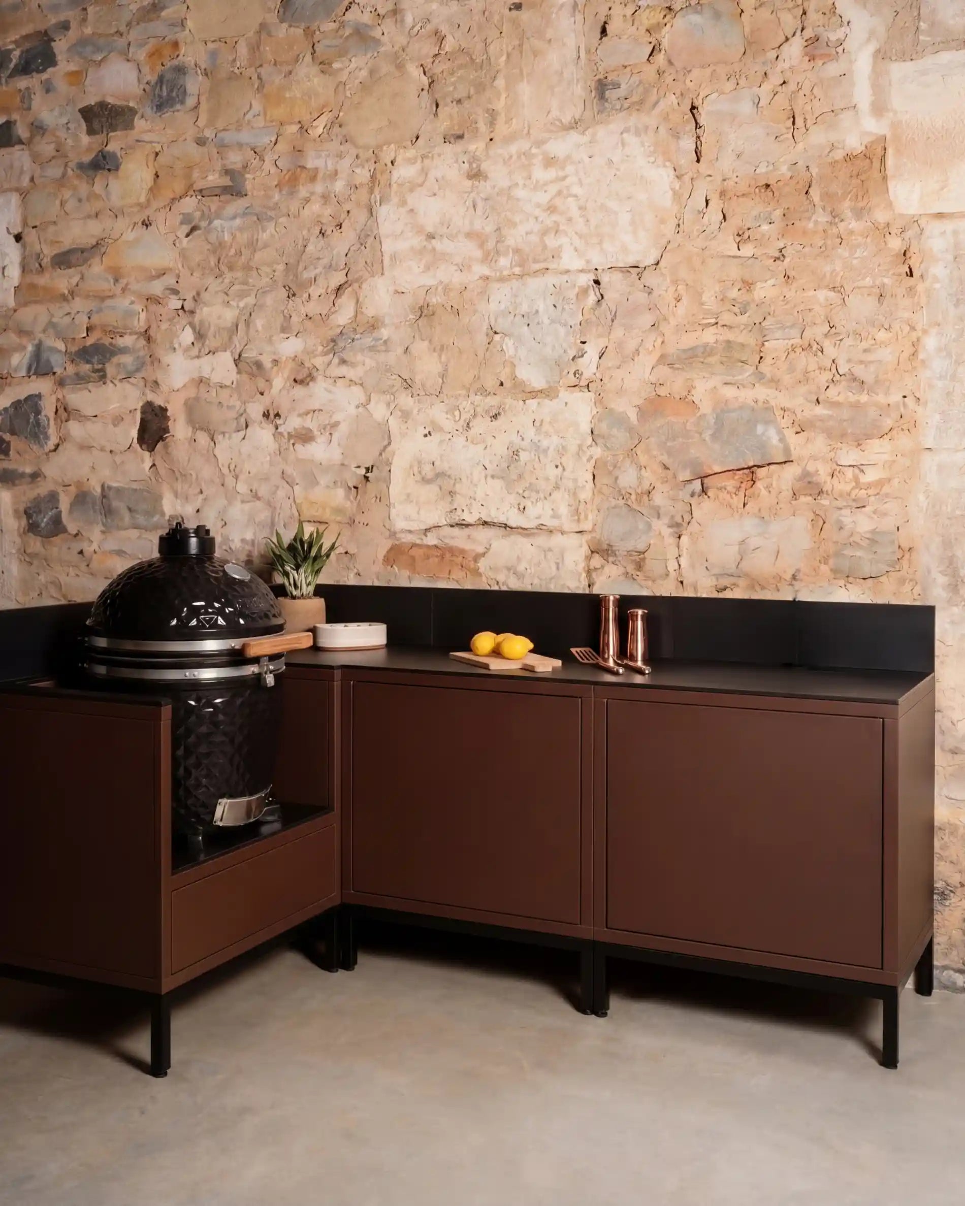 Cuisine extérieure Kokko Pilotis 4 modules en angle coloris rust avec kamado