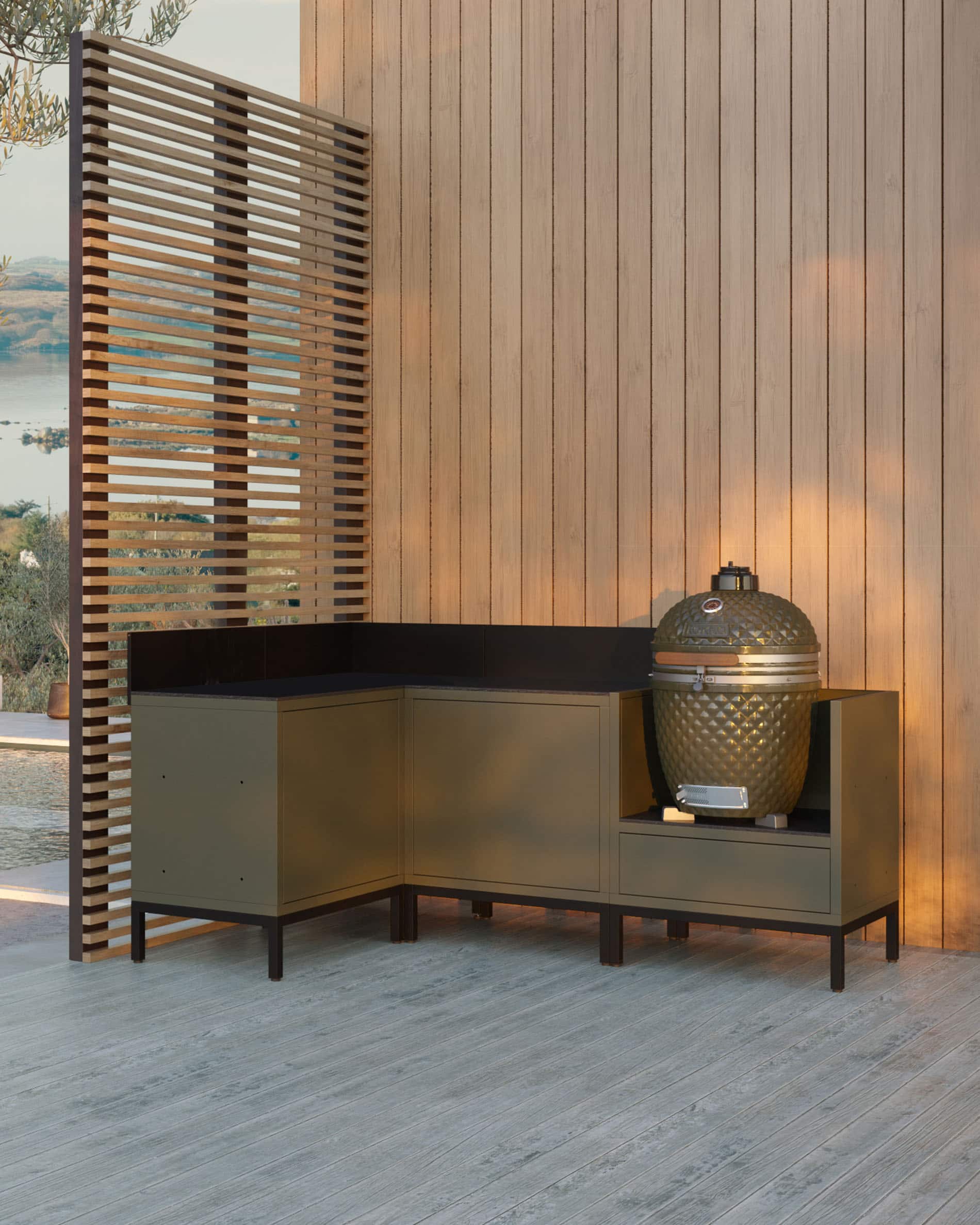 Eck-Küchenmodul auf Stelzen für Kamado, Möbelset in Olivgrün mit integriertem Spülbecken, dunkler Arbeitsplatte und passender Rückwand, Kamado im rechten Seitenmodul installiert, Gestell auf schwarzen Füßen.