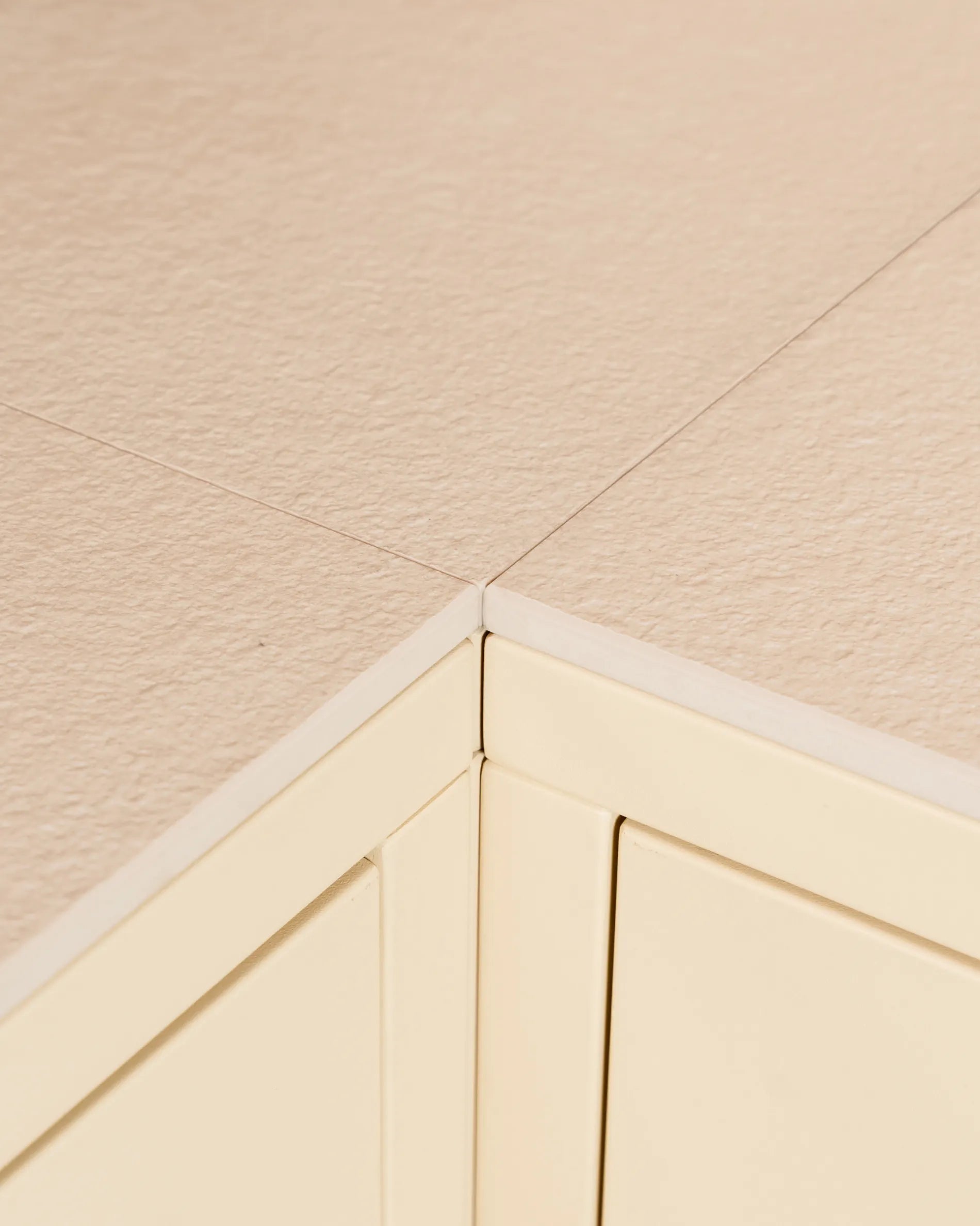 Detailansicht Ecke und Verbindung der Kokko Outdoor-Küche in Creme