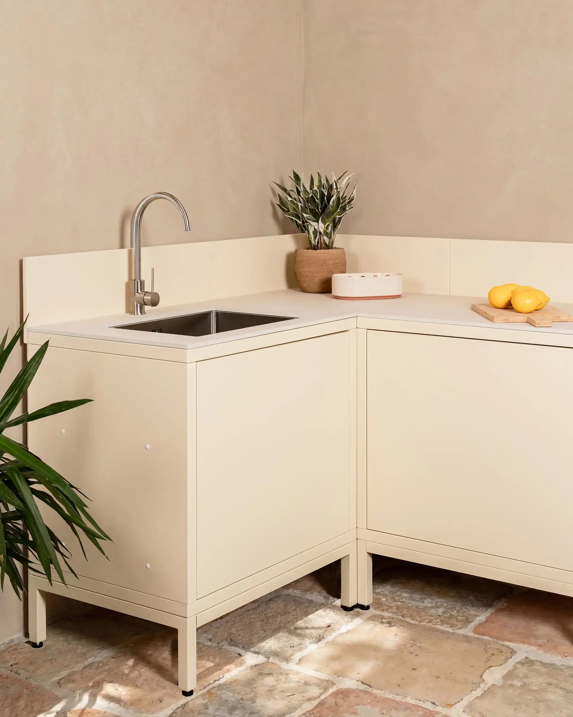 Cuisine extérieure Kokko Pilotis beige avec évier et plan de travail