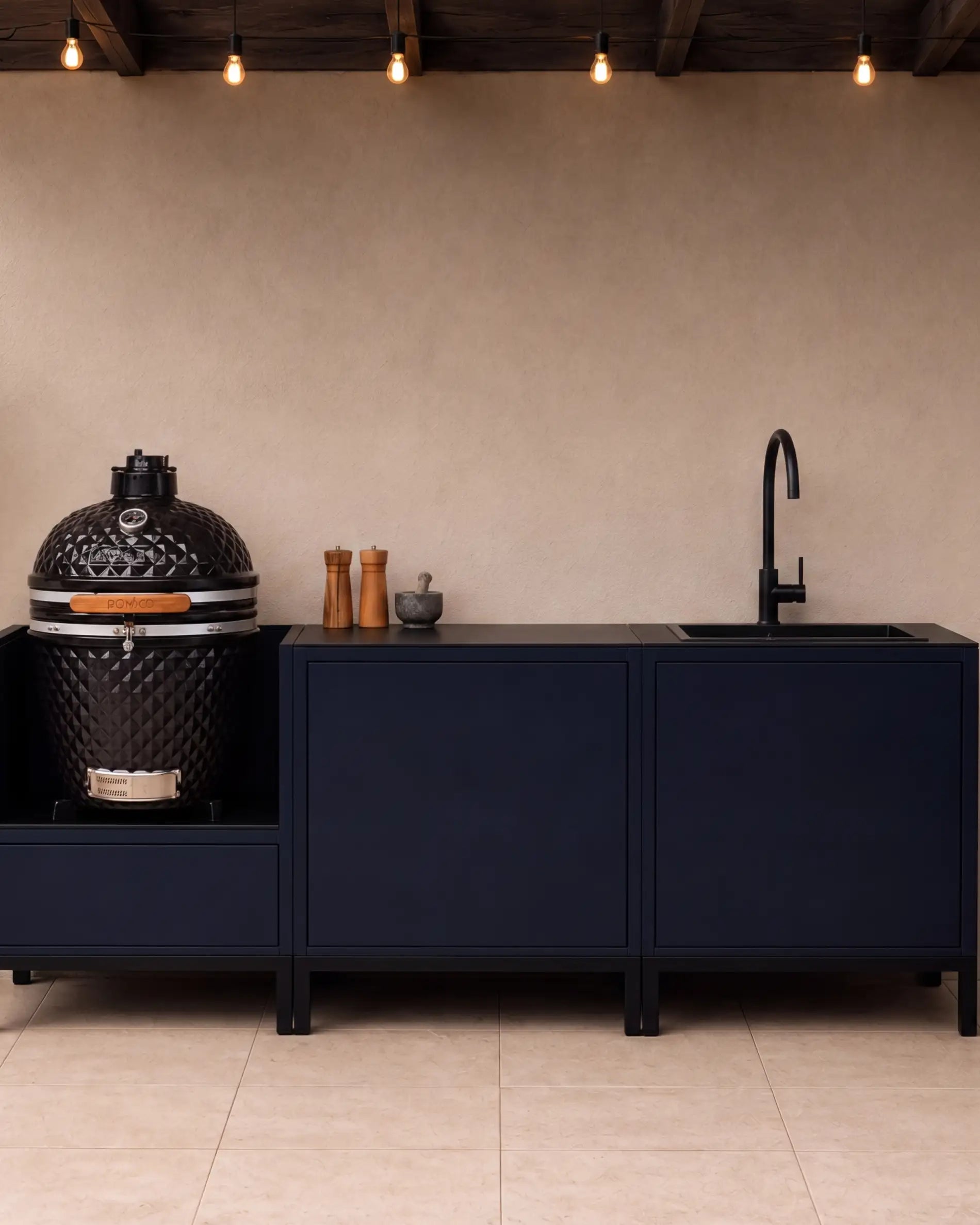 Cuisine extérieure PILOTIS bleu marine avec kamado noir et évier