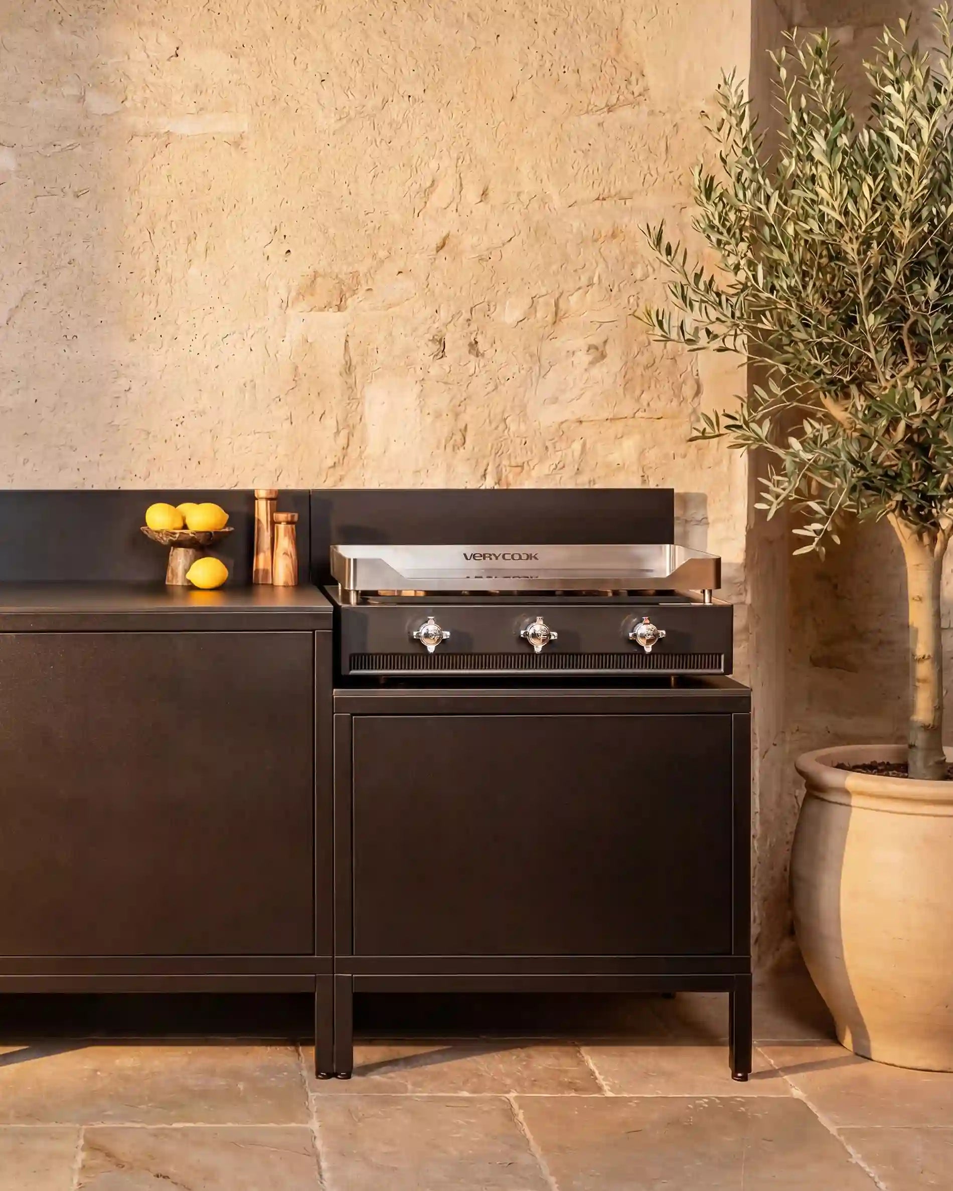 Cuisine extérieure Kokko Pilotis noire avec plancha intégrée