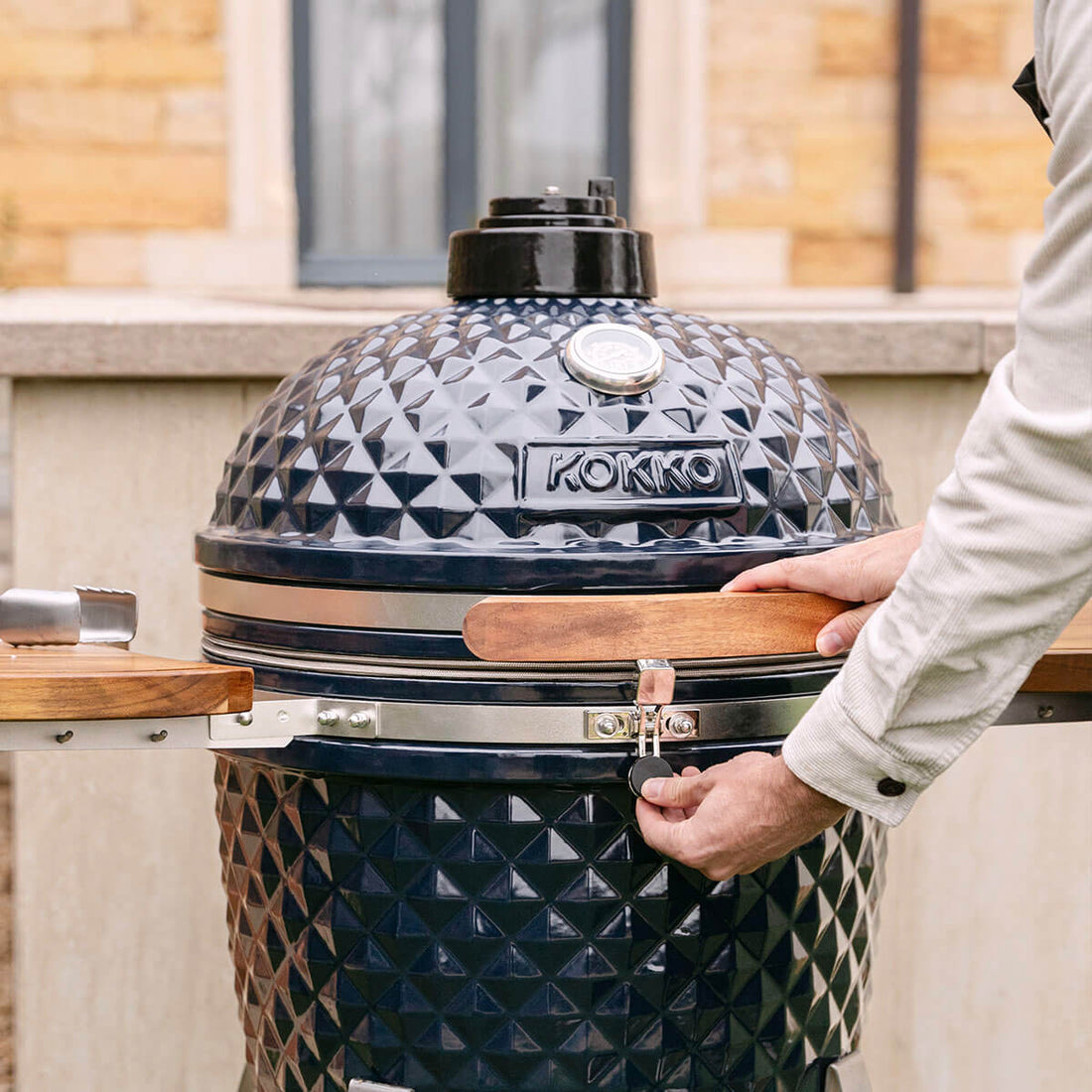 Detail des Verschlussriegels des Kokko Kamado, der für einen luftdichten Abschluss des Deckels sorgt.