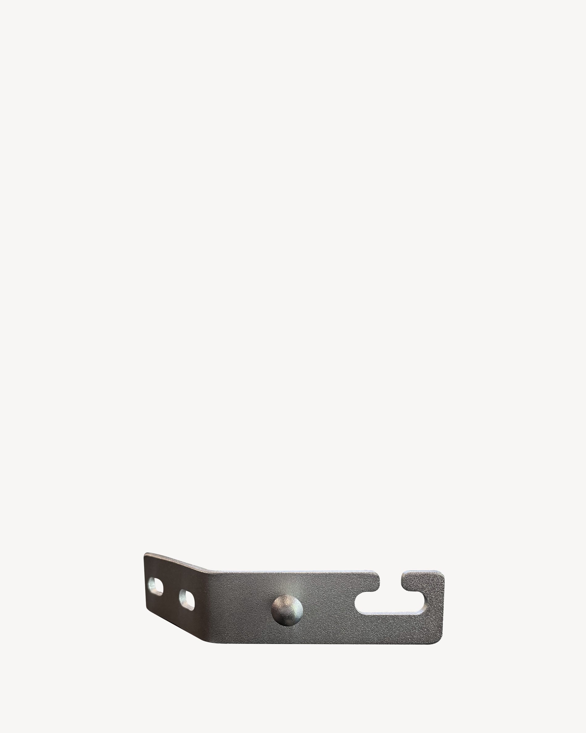 Metallbefestigungsteil für Kamado-Ablage, mit Aussparung, Bohrungen zum Verschrauben und pulverbeschichteter Oberfläche.