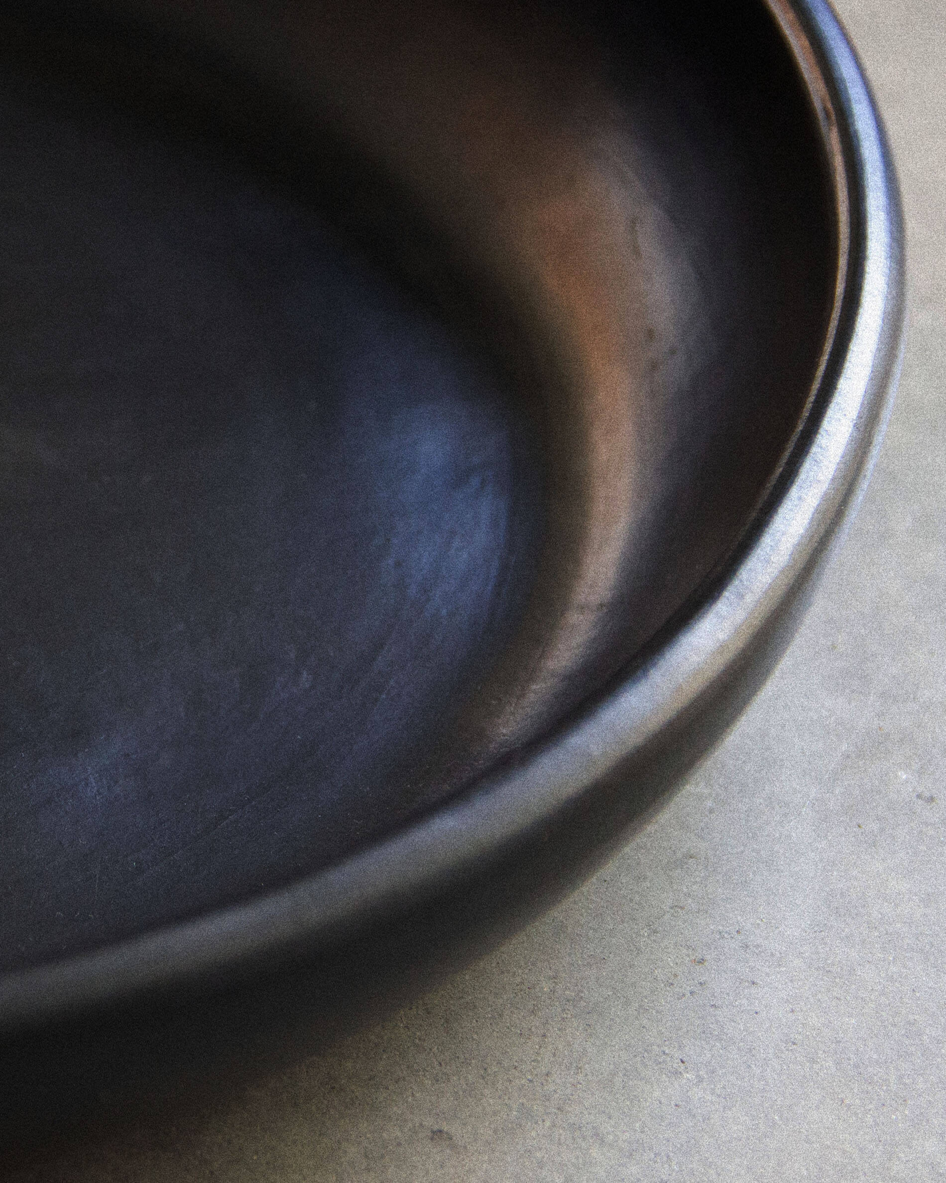 Große runde Platte aus schwarzem Chamba-Ton