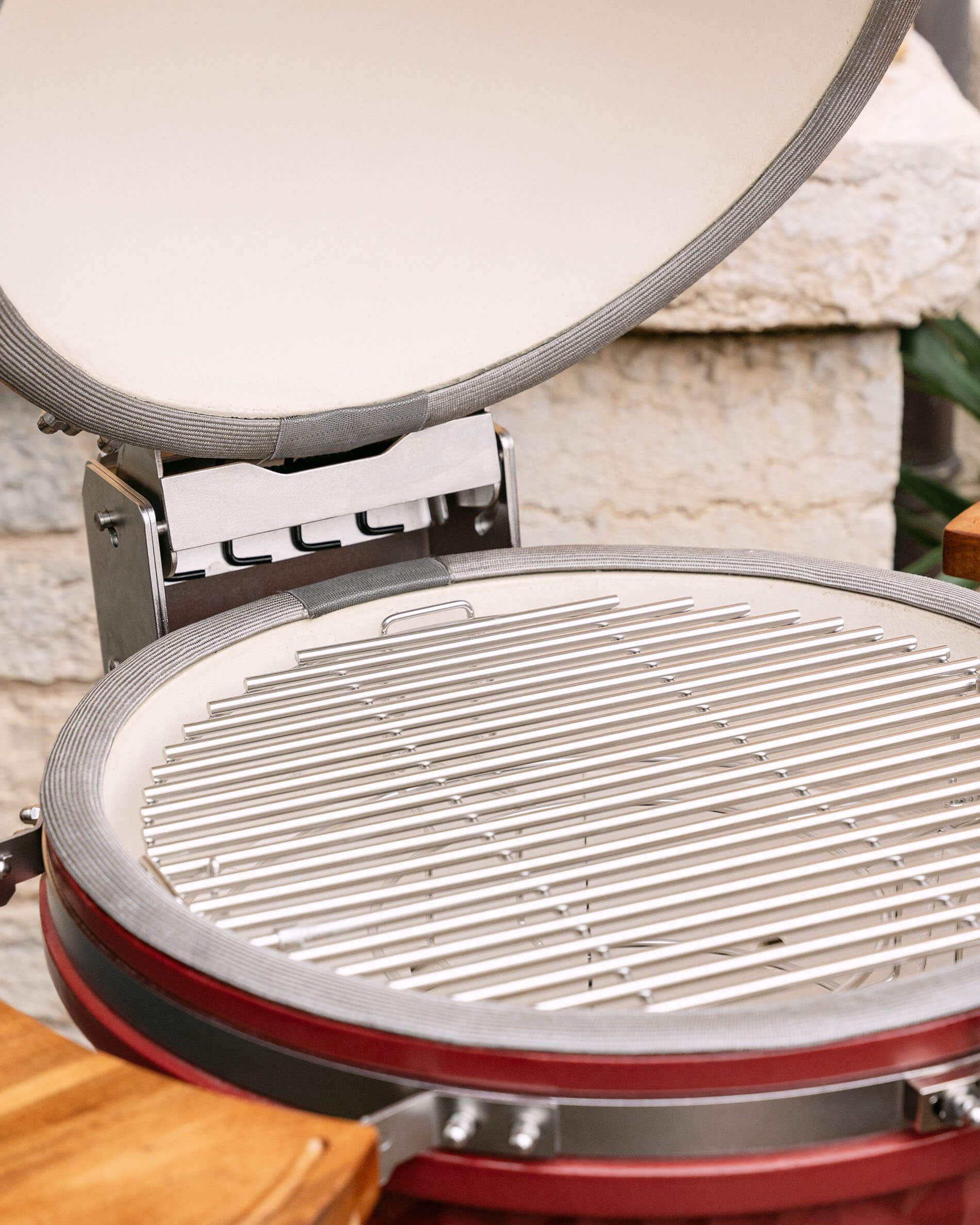 Edelstahl-Grillrost im Inneren eines Kokko Kamado installiert.