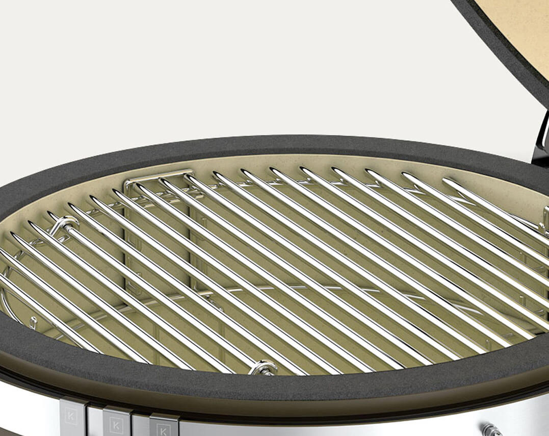 Grille de cuisson en inox du kamado Kokko nouvelle édition, montrant le matériau et la surface de cuisson.