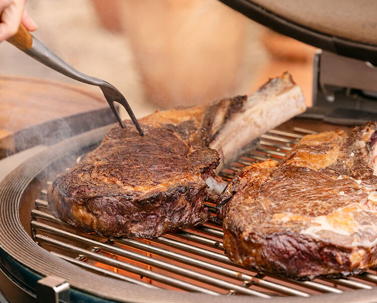 Saisie de pièces de viande sur le kamado Kokko XL.