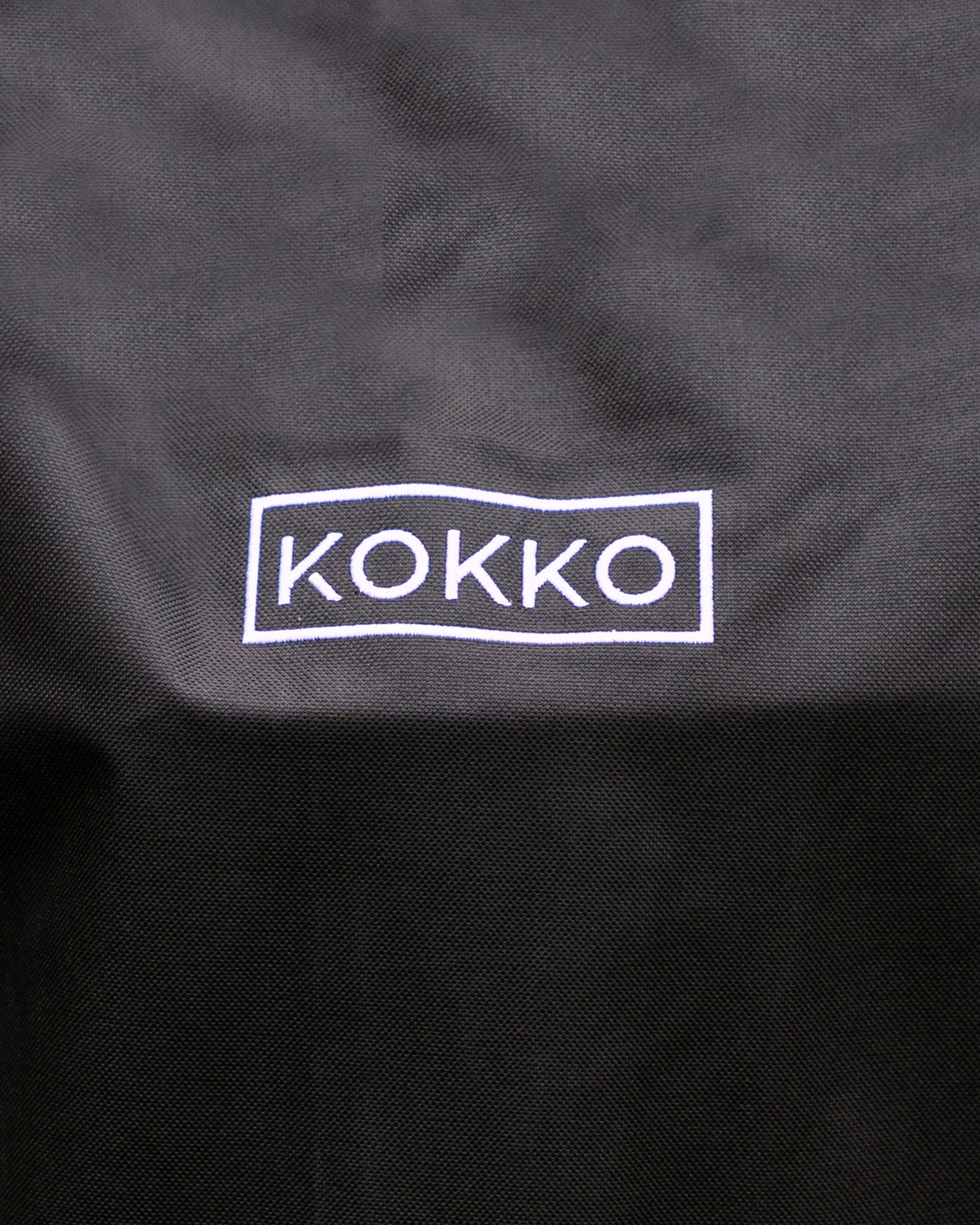 Schwarze Kokko-Schutzhülle mit weißem Logo, passend für Kokko-Kamados.