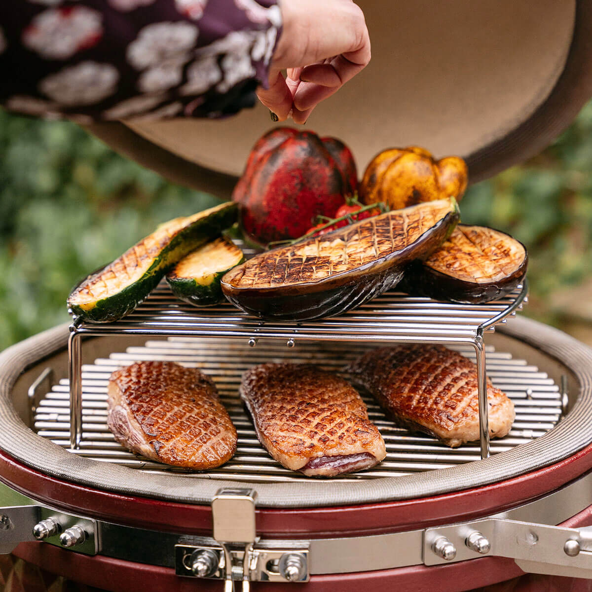 Zweistufiges Garen im Kokko Kamado mit scharf angebratenen Entenbrustfilets auf dem unteren Rost und gegrilltem Gemüse auf dem erhöhten Rost – ein Beispiel für vielseitige Kochmöglichkeiten.