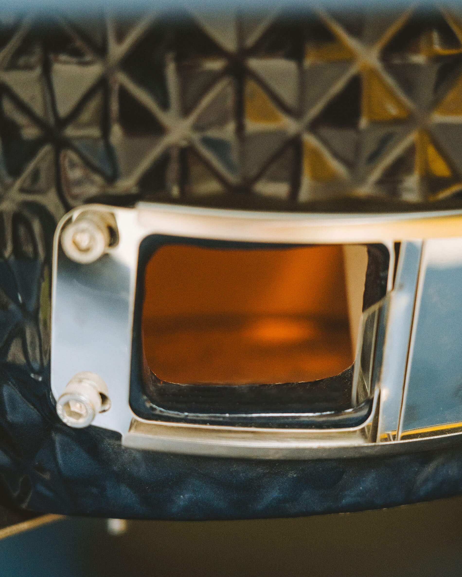 Nahaufnahme der Räucherklappe eines Kokko Kamado, mit der Metallöffnung und dem keramischen Feuerraum im Inneren.