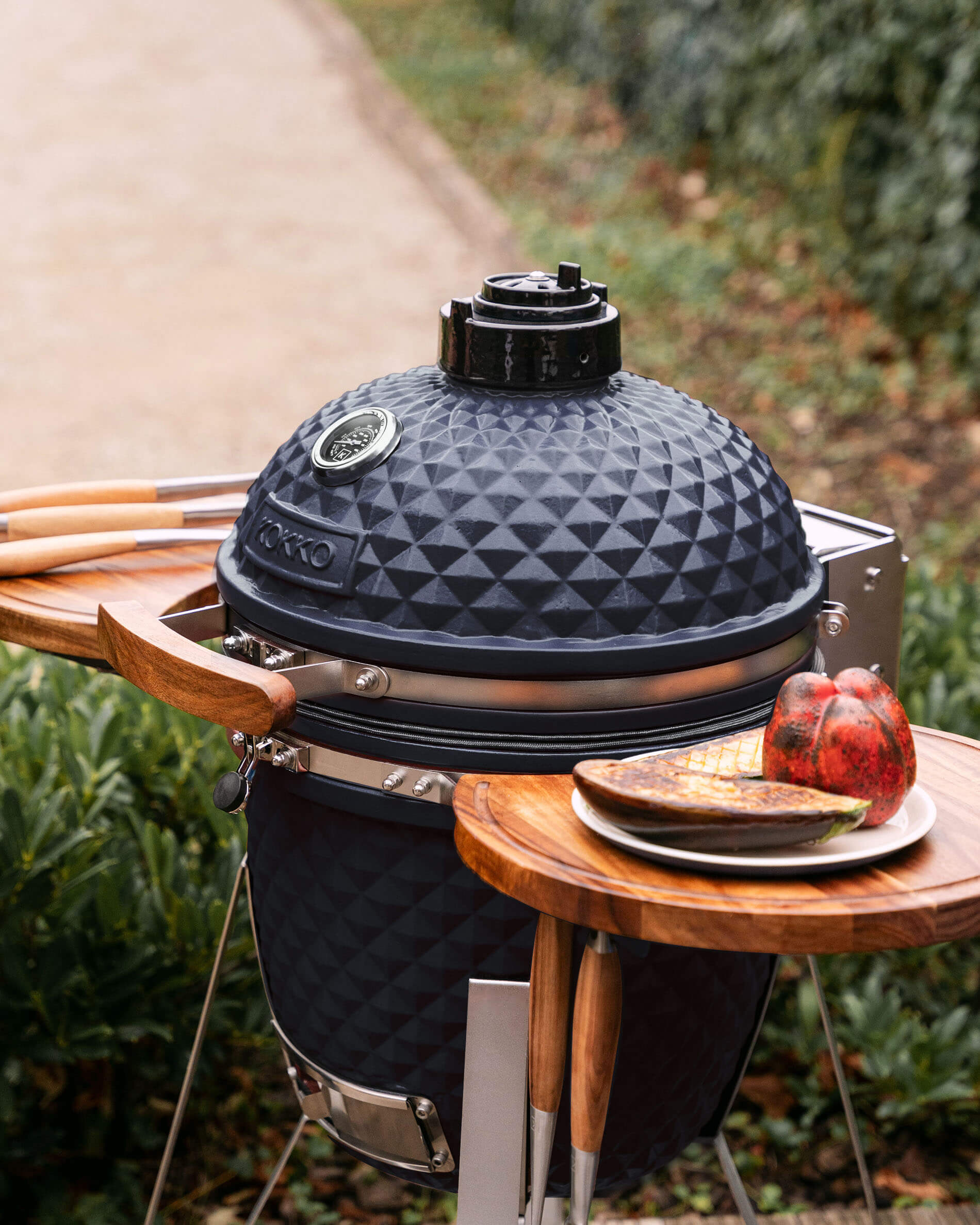 Kamado-Grill Kokko L 18 Zoll aus marineblauer Keramik mit seitlichen Ablagen.