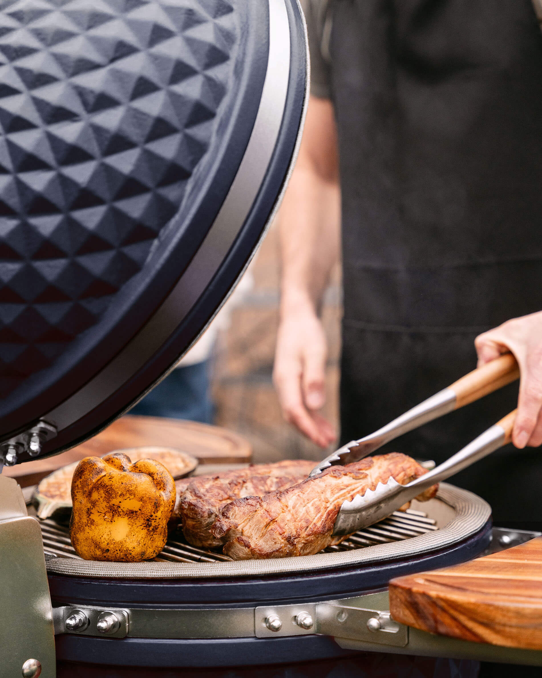 Kamado Kokko L 18 Zoll in Marineblau beim Grillen im Einsatz.