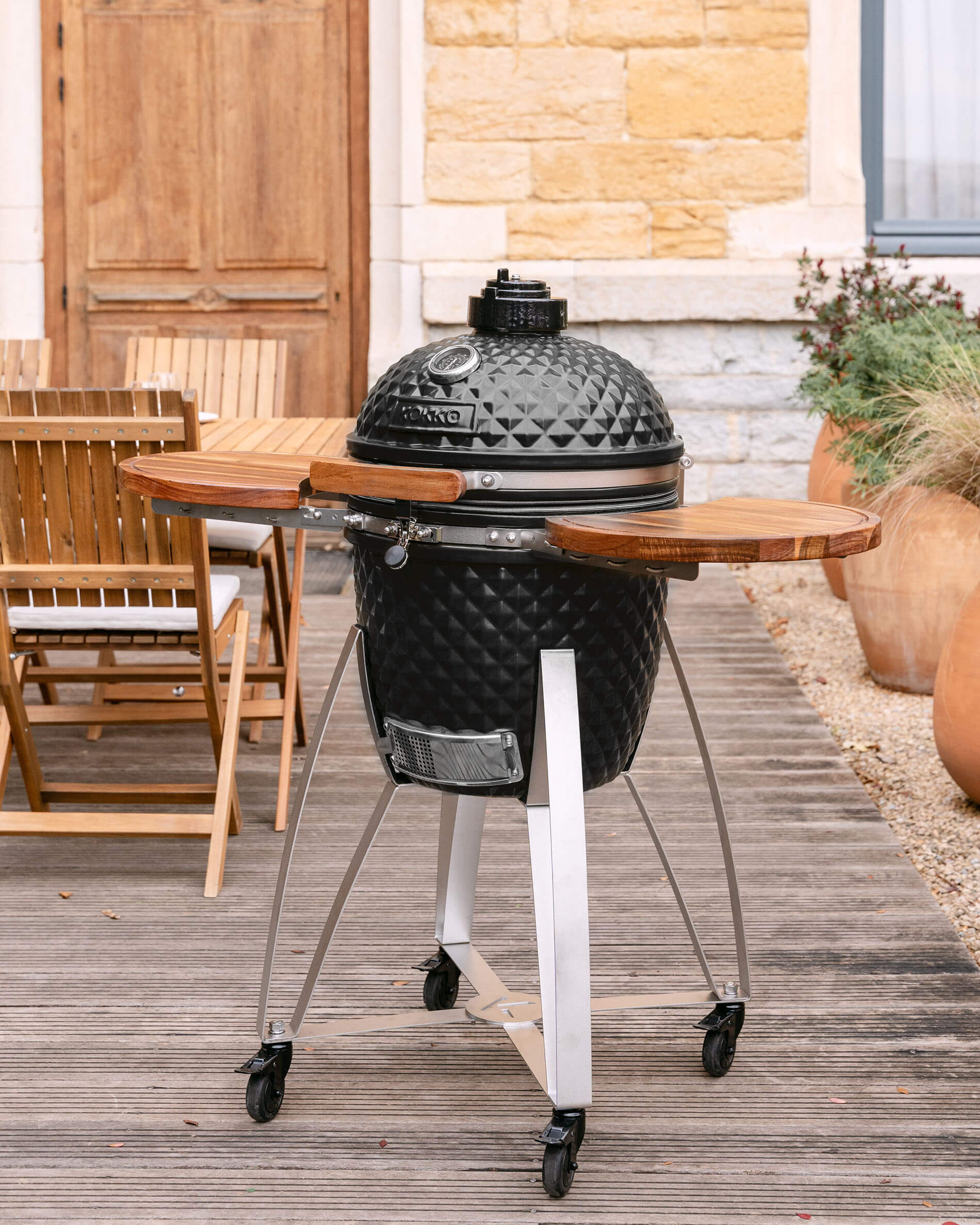Kamado Kokko L 18 Zoll aus tiefschwarzer Keramik mit Holzablagen.