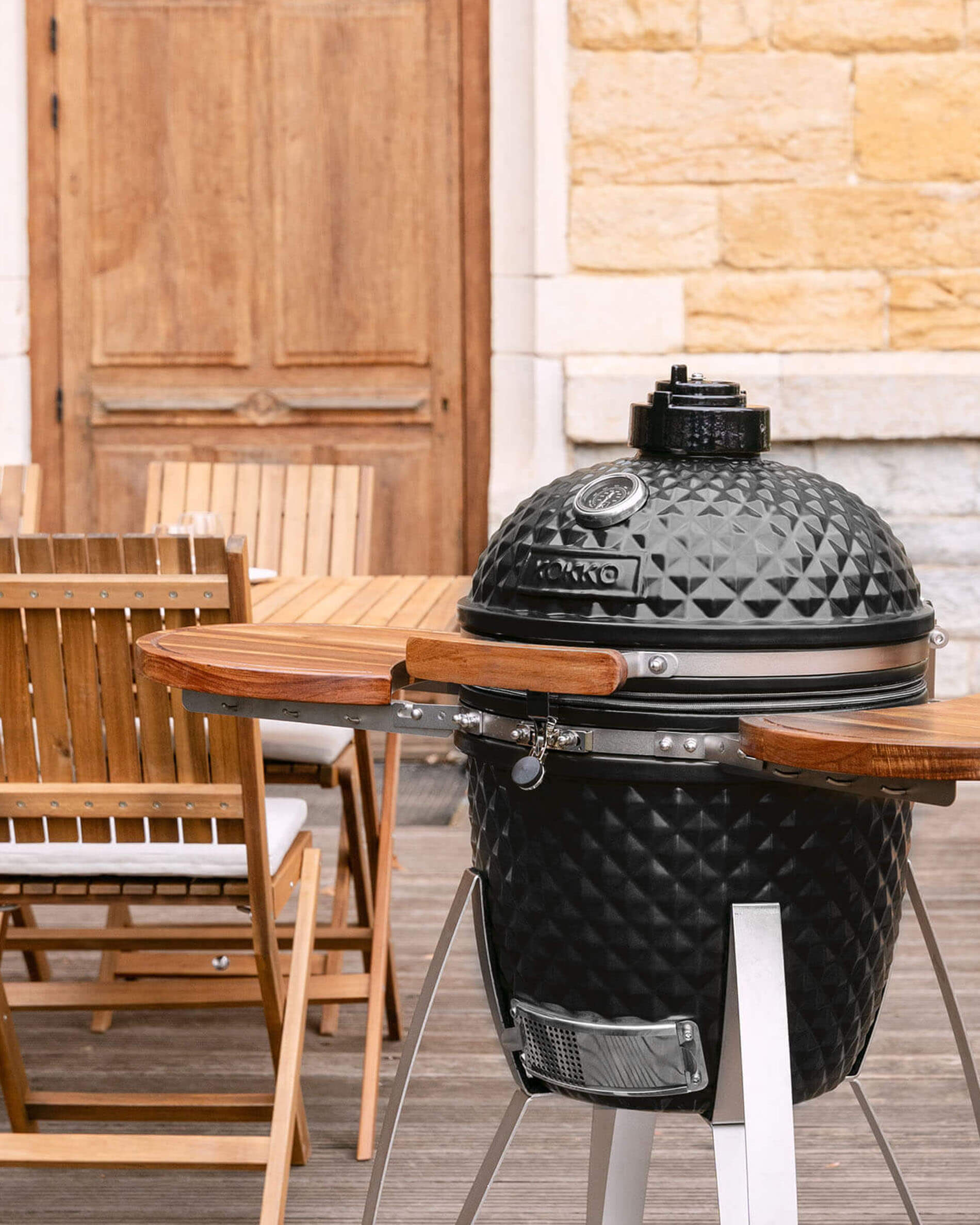 Kamado-Grill Kokko 18 Zoll in Schwarz, einzeln im Außenbereich präsentiert.