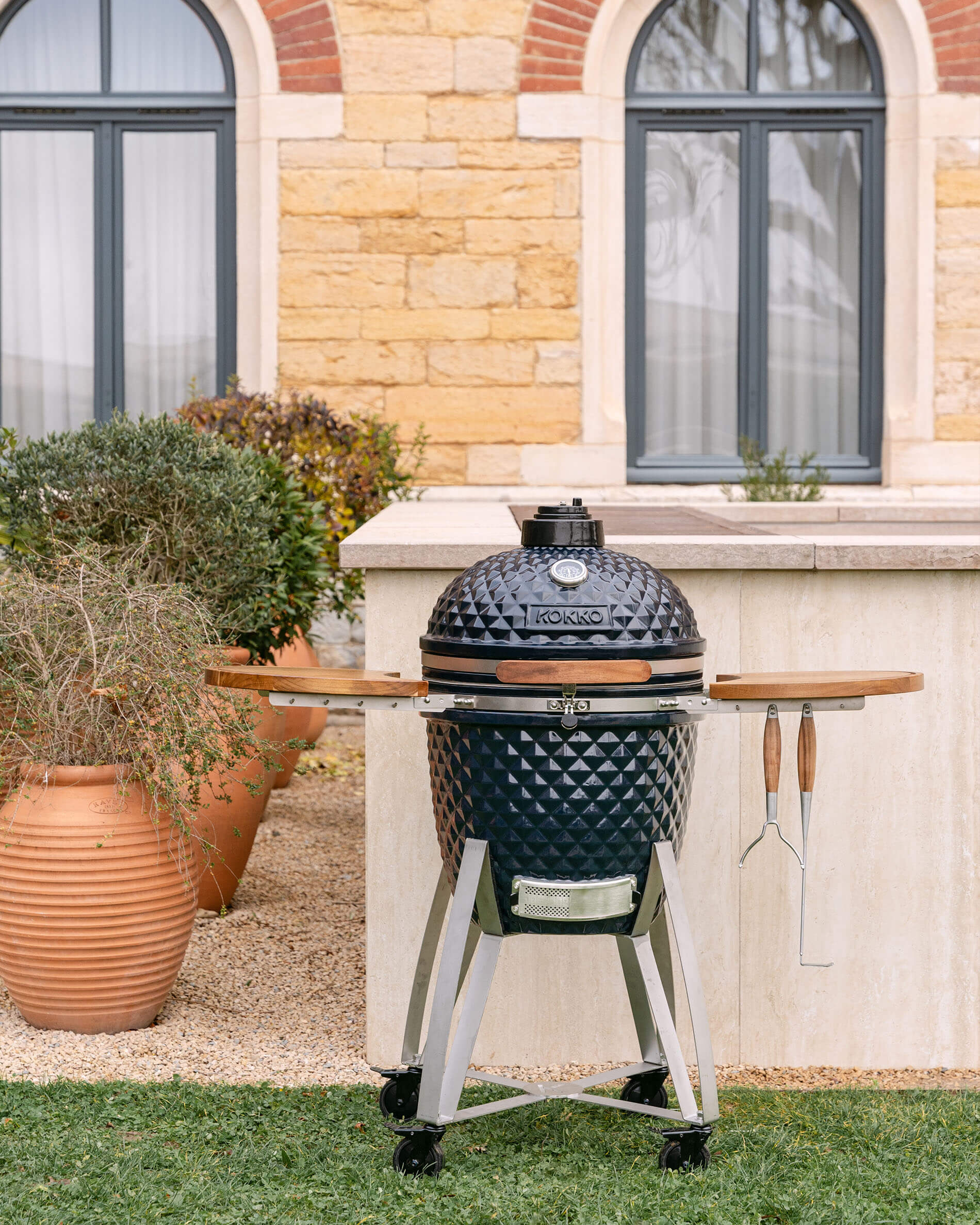 Kamado Kokko XL 22 Zoll aus Keramik in Marineblau, geschlossen auf Wagen präsentiert.
