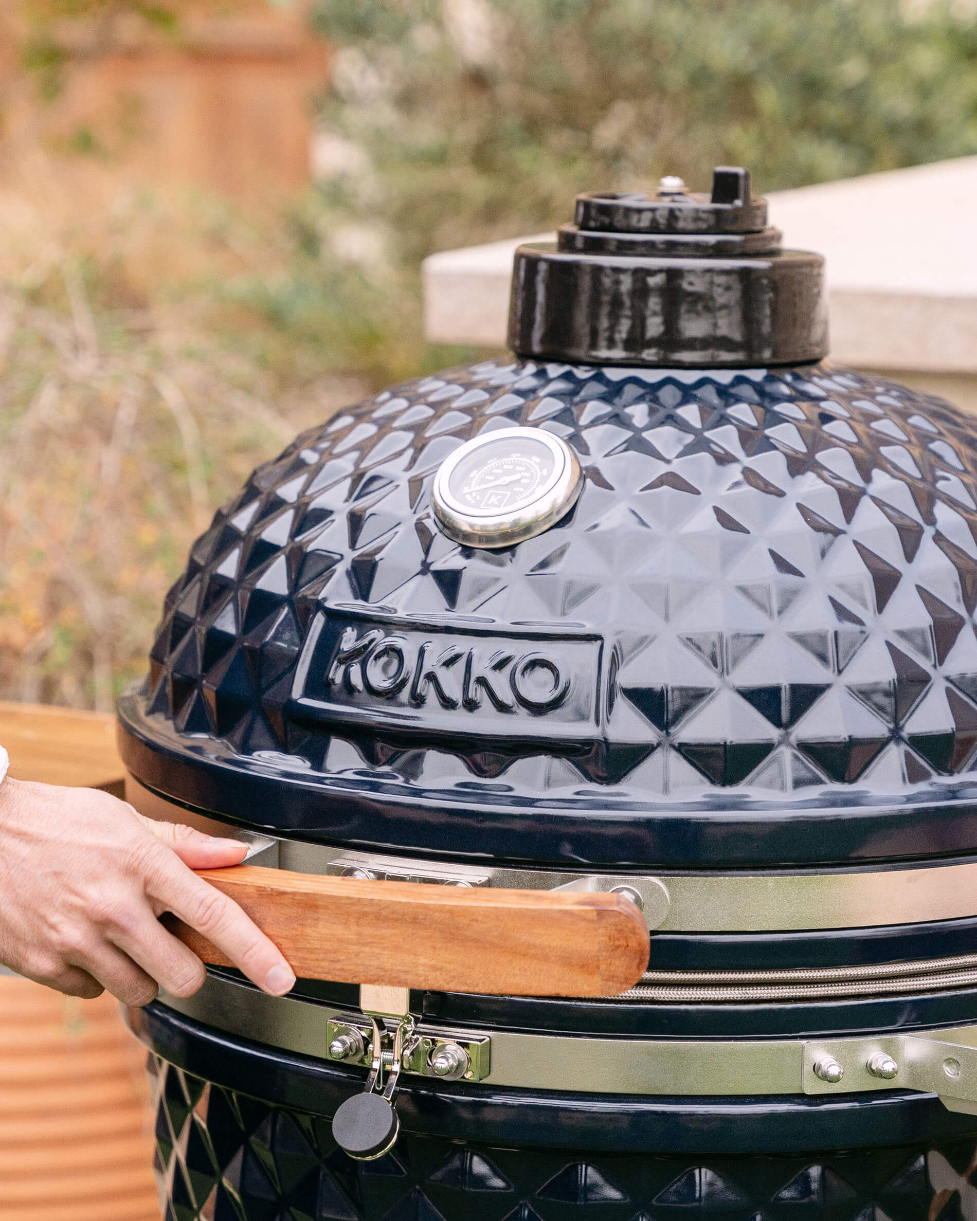 Nahaufnahme des Deckels eines Kokko XL 22 Zoll Kamado-Grills aus marineblauer Keramik.