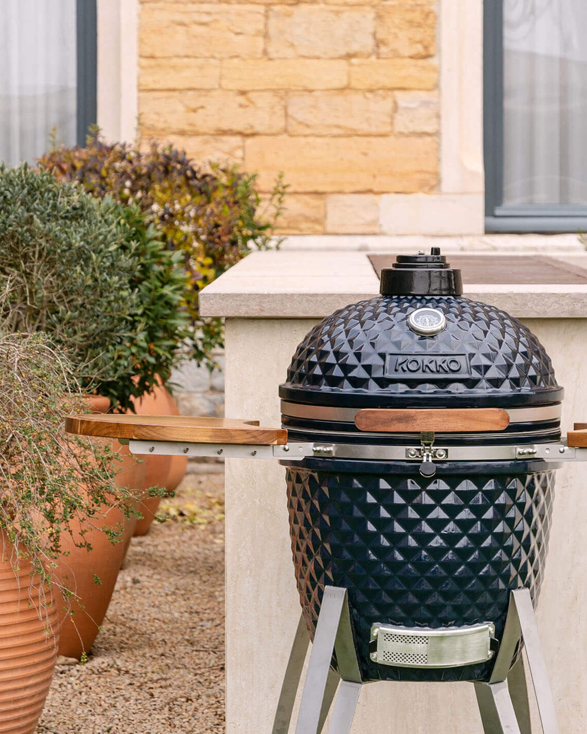 Kamado-Grill Kokko 22 Zoll in Navy, einzeln im Außenbereich präsentiert.
