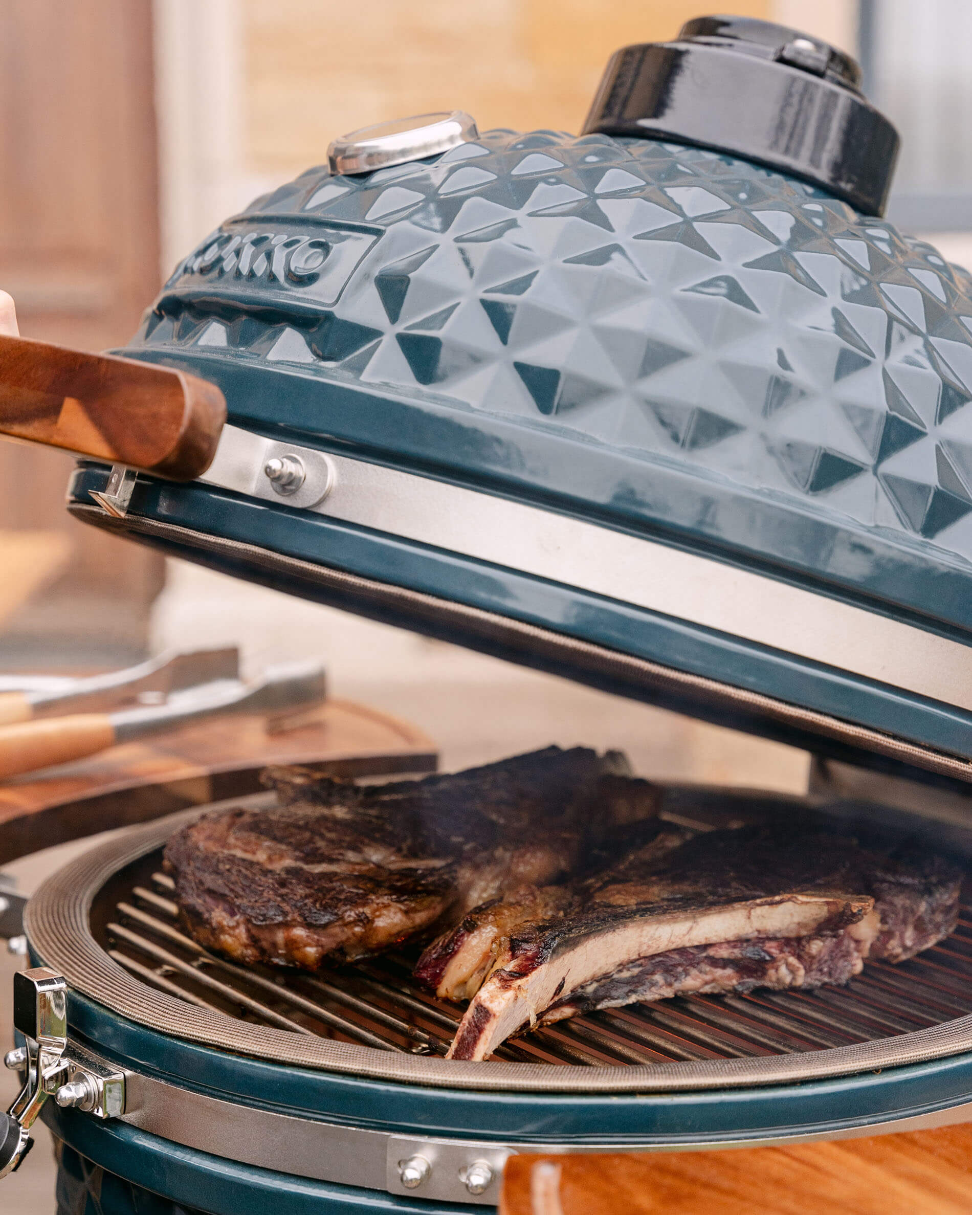 Detail des Deckels eines Kokko XL 22 Zoll Kamado-Grills aus ozeanblauer Keramik.