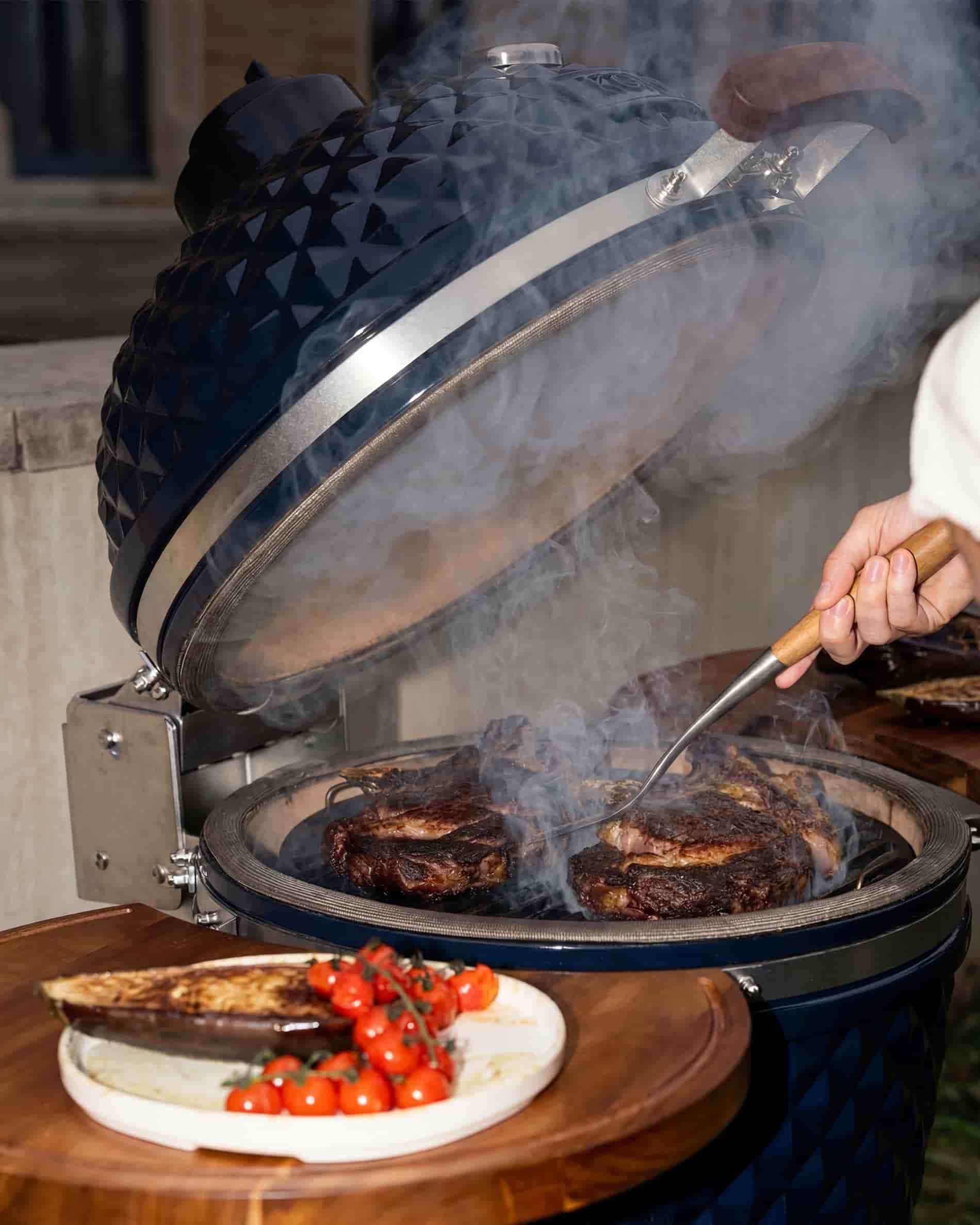 Perfekt gegrillte Rinderkoteletts auf einem Kokko Kamado-Grill.